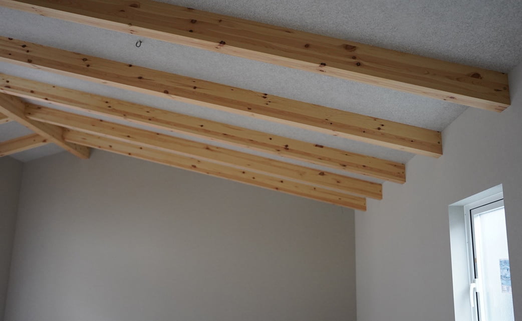 明るい中庭と吹き抜けリビング