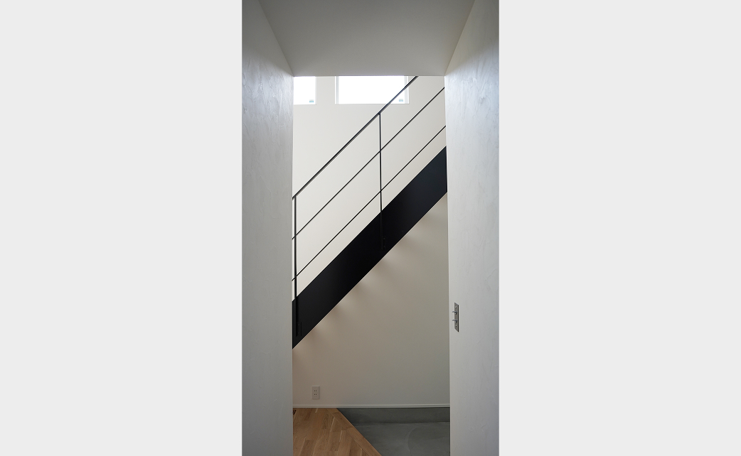 明るい中庭と吹き抜けリビング