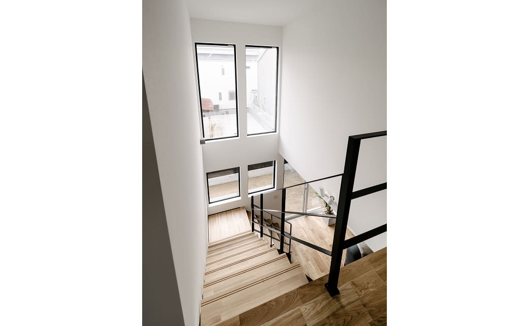 明るい中庭と吹き抜けリビング