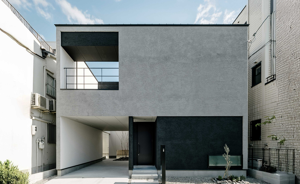 明るい中庭と吹き抜けリビング