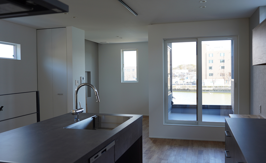 景色を楽しむ大きな窓の2階リビング