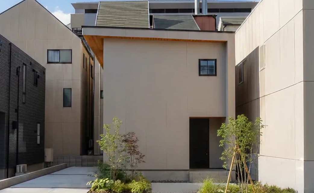 明るい中庭と吹き抜けリビング