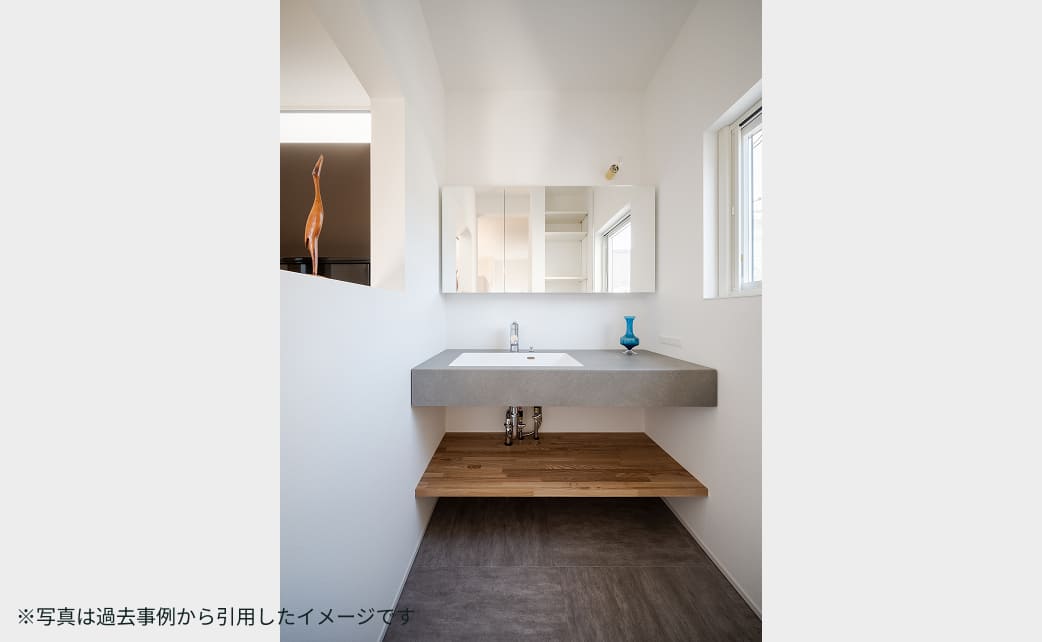 アール框のある玄関空間