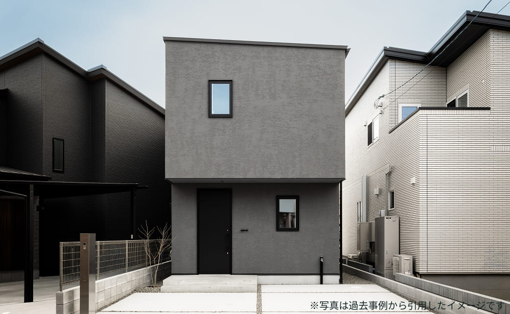 表情豊かなブラウンの塗装外壁