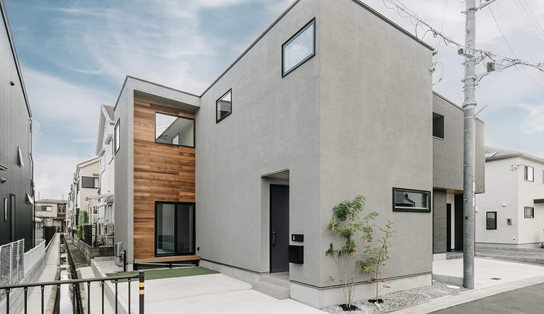 アウトドアリビングのあるグレーの家