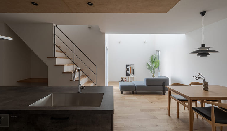 アウトドアリビングのあるグレーの家