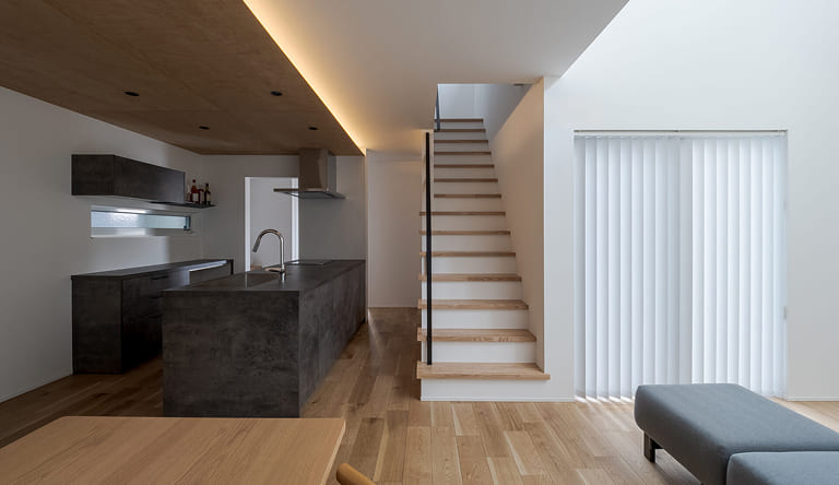 アウトドアリビングのあるグレーの家