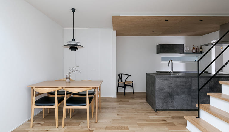 アウトドアリビングのあるグレーの家