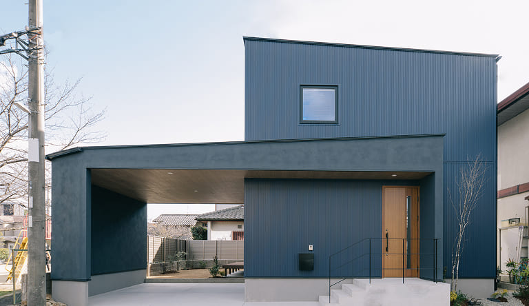 アウトドアリビングのあるグレーの家