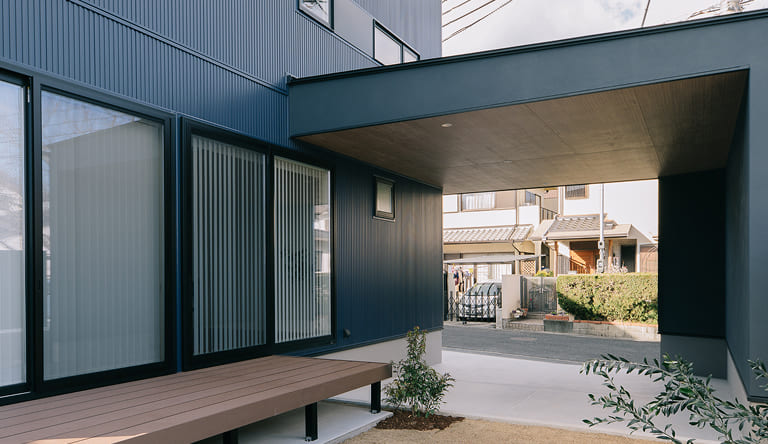 アウトドアリビングのあるグレーの家