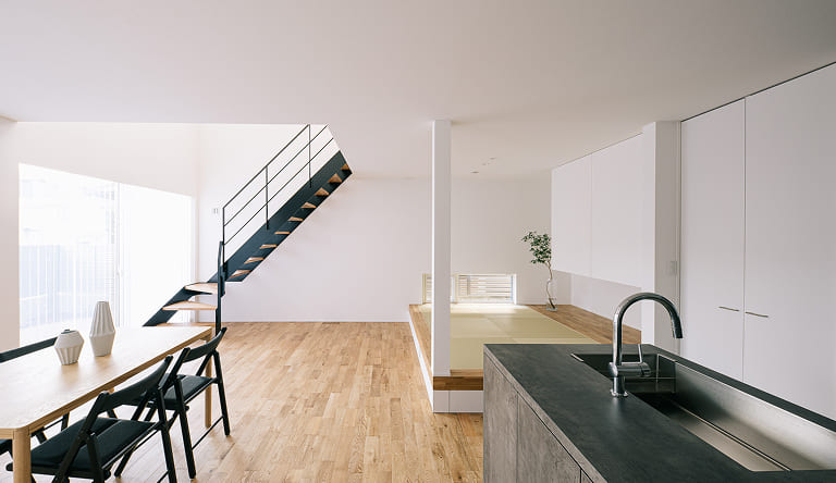 アウトドアリビングのあるグレーの家