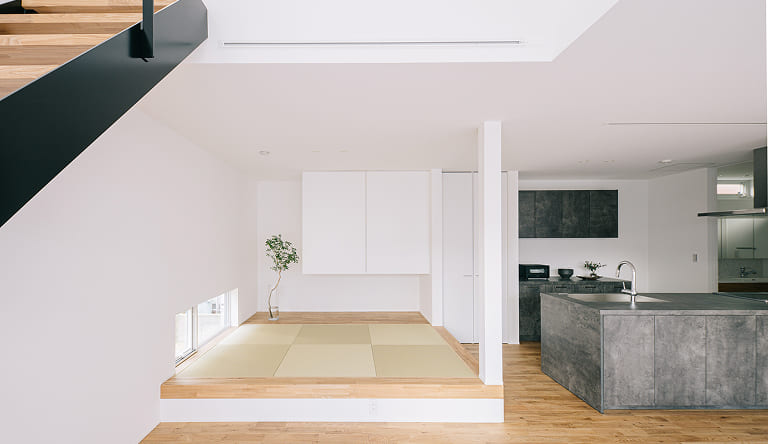 アウトドアリビングのあるグレーの家