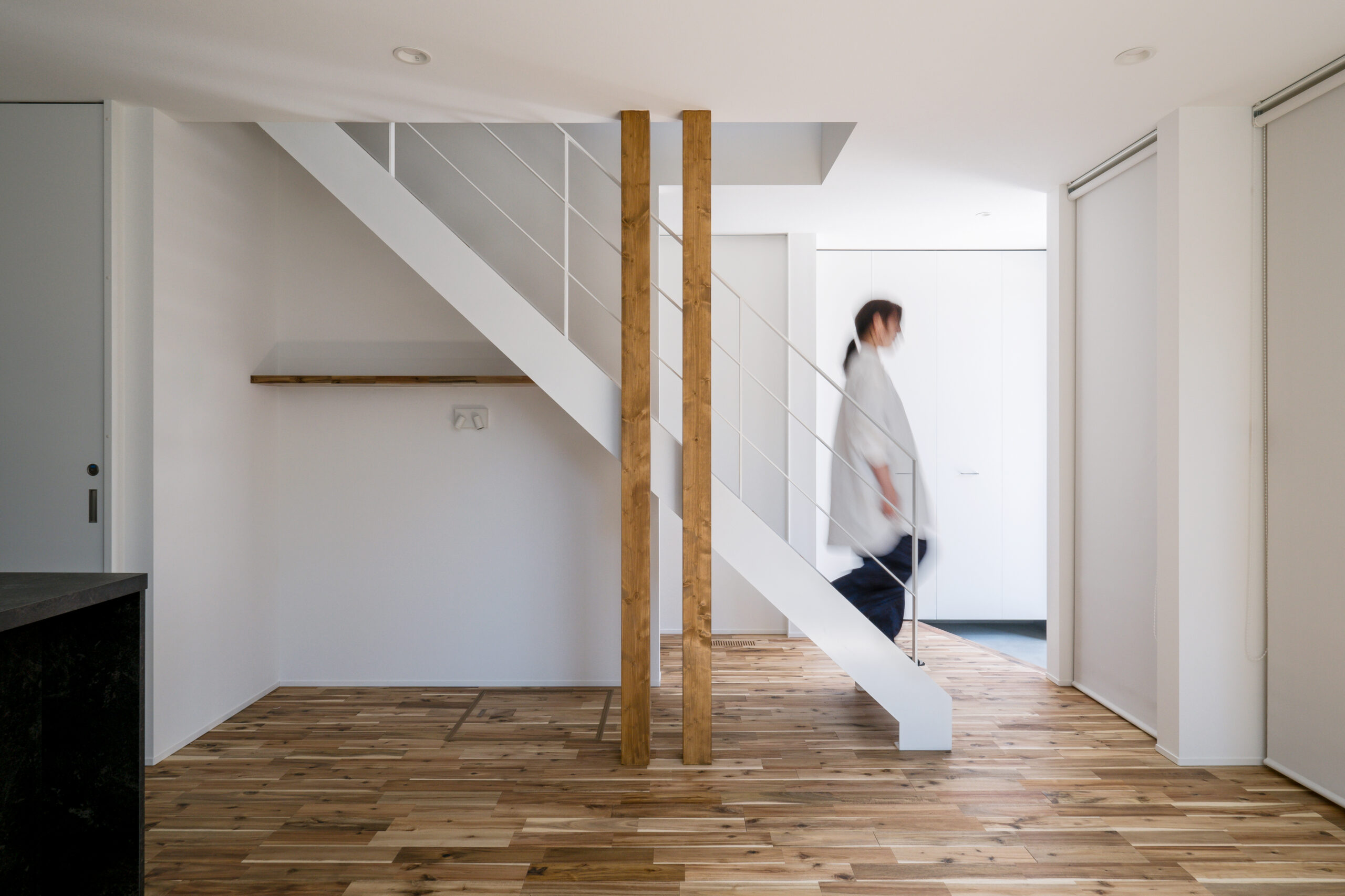 白い鉄骨階段の狭小住宅