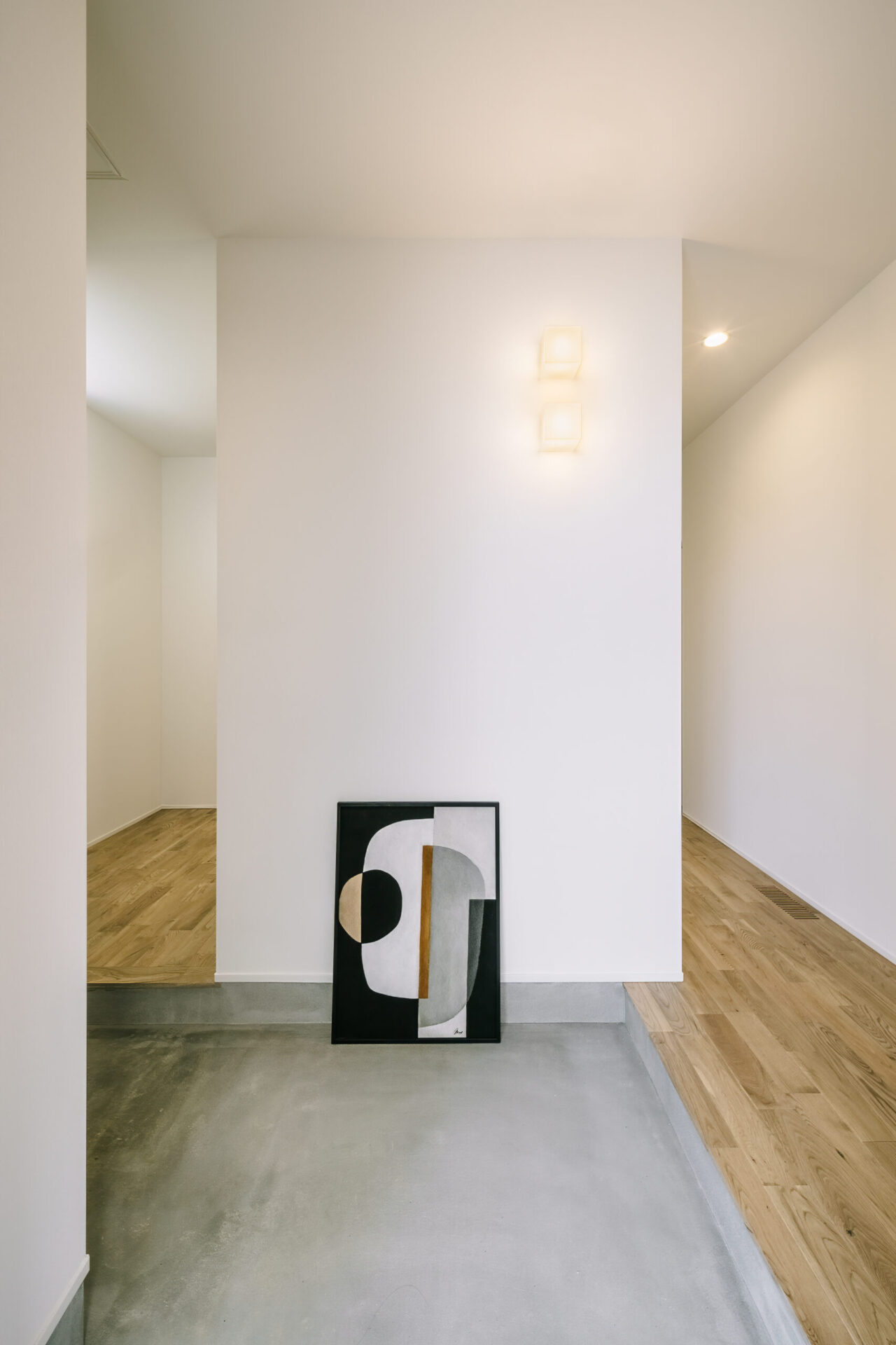 狭小地に建つピットリビングのある3階建の家