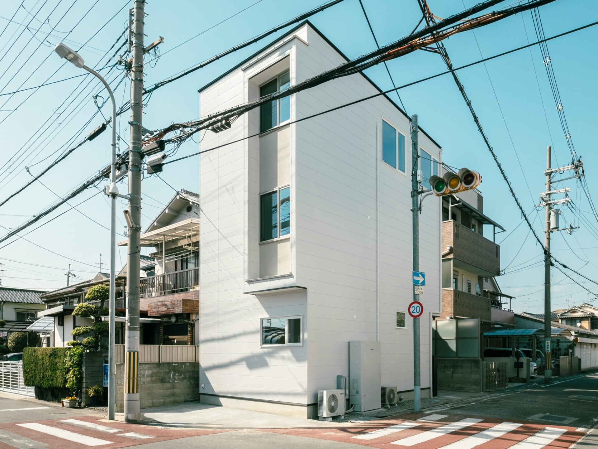 狭小地に建つピットリビングのある3階建の家