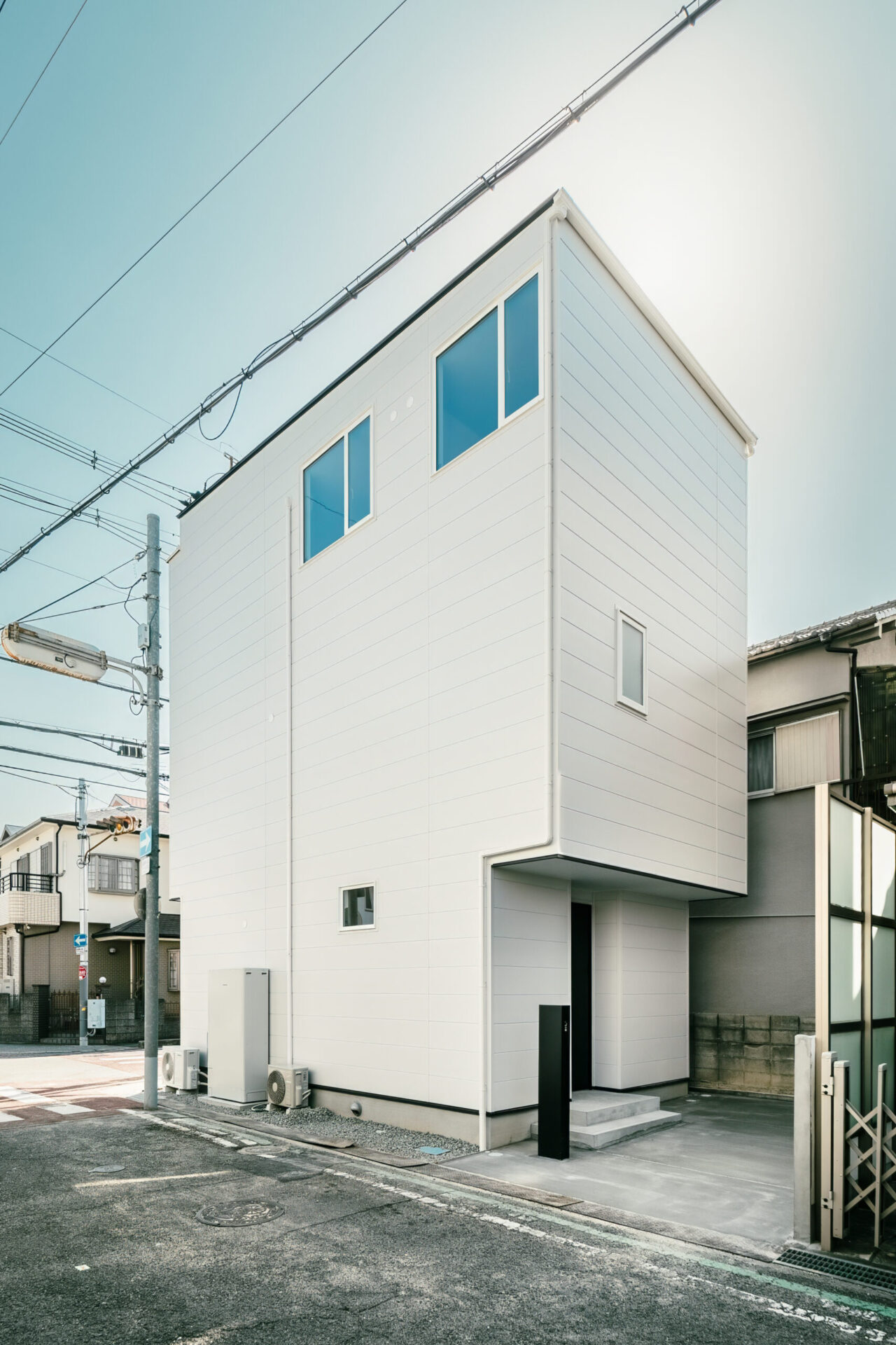 狭小地に建つピットリビングのある3階建の家