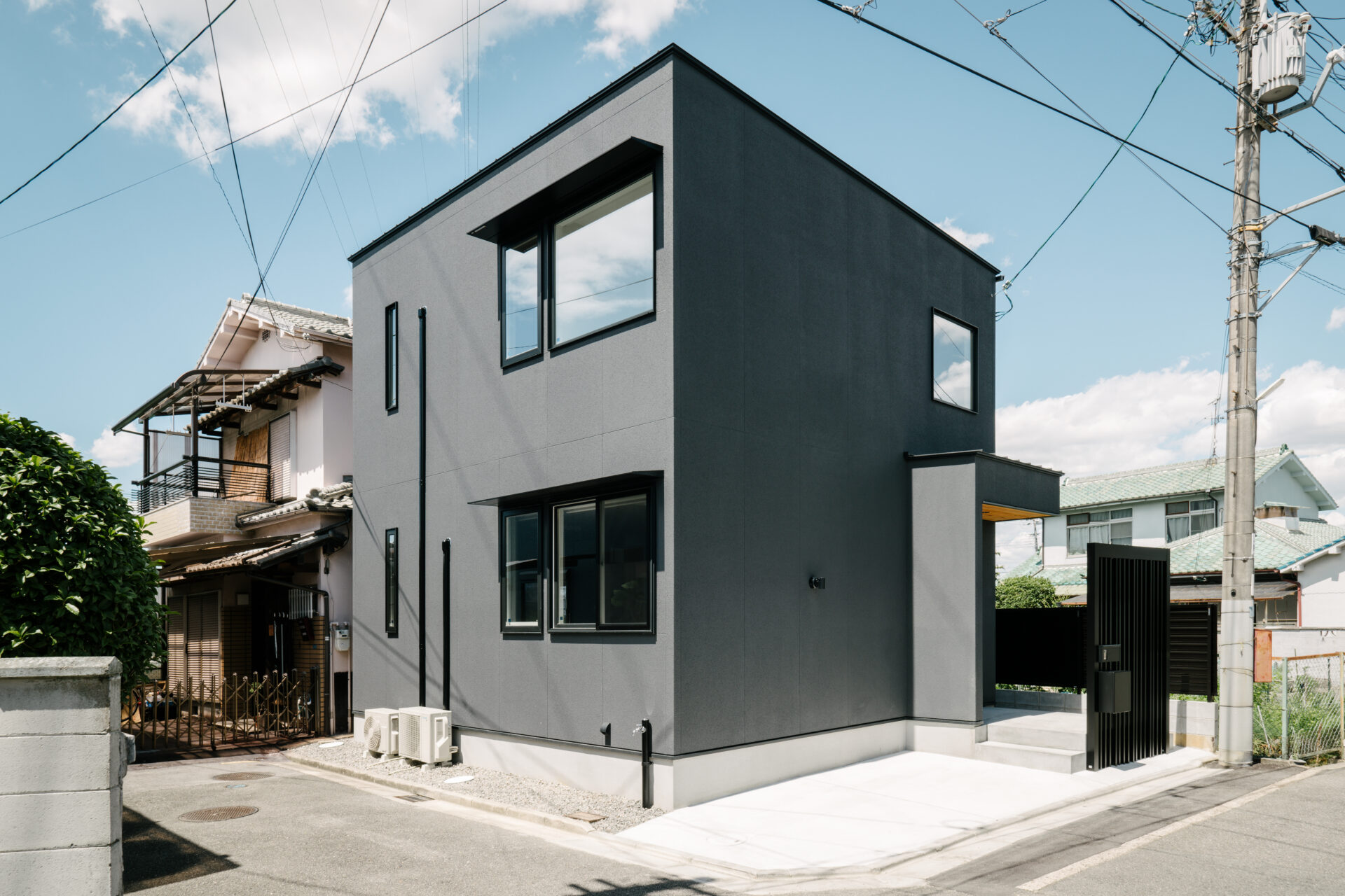 白い鉄骨階段の狭小住宅　/　羽曳野市高鷲