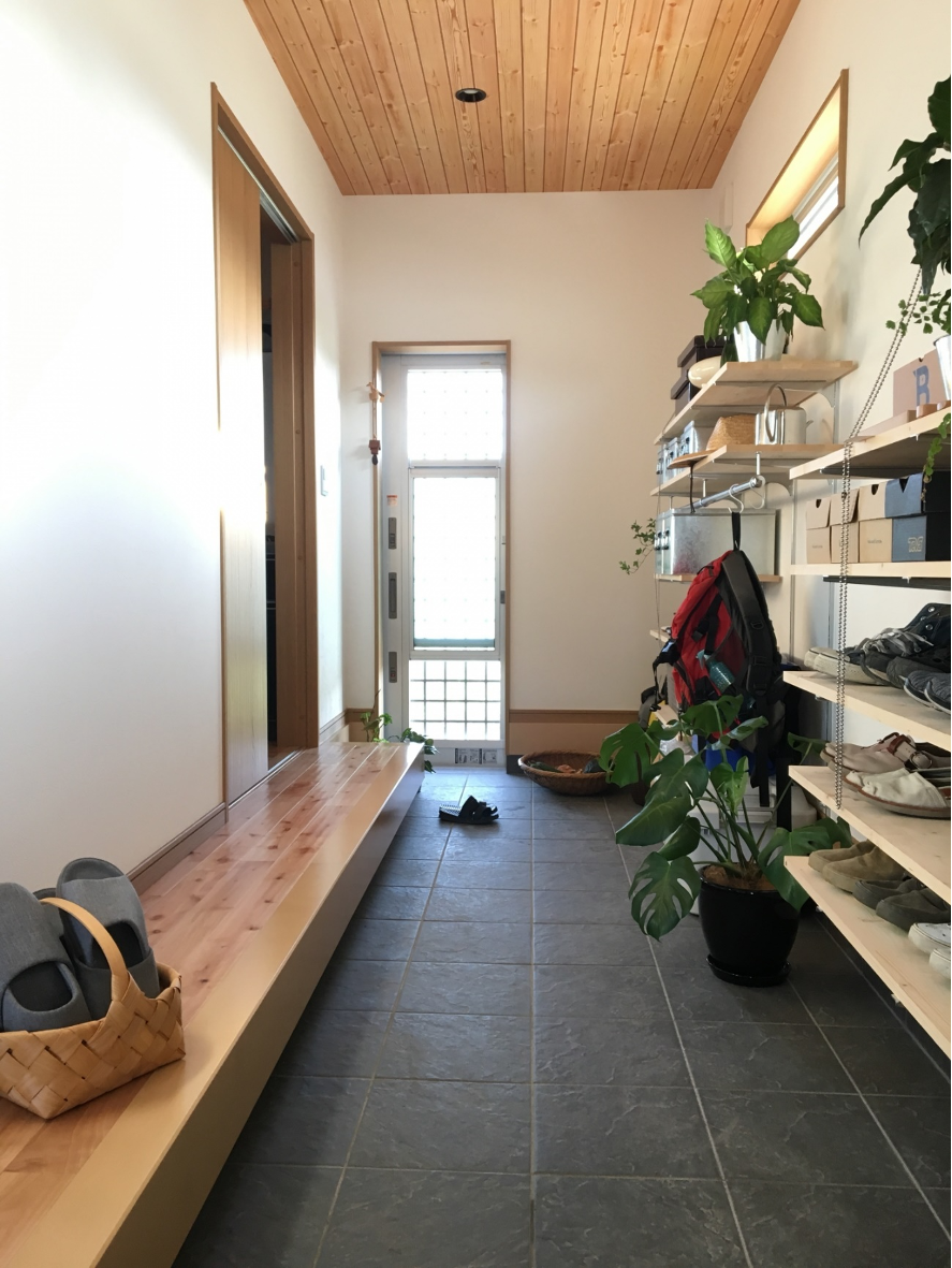 知りたい！狭くて細長い土間玄関を有効活用する方法とは？