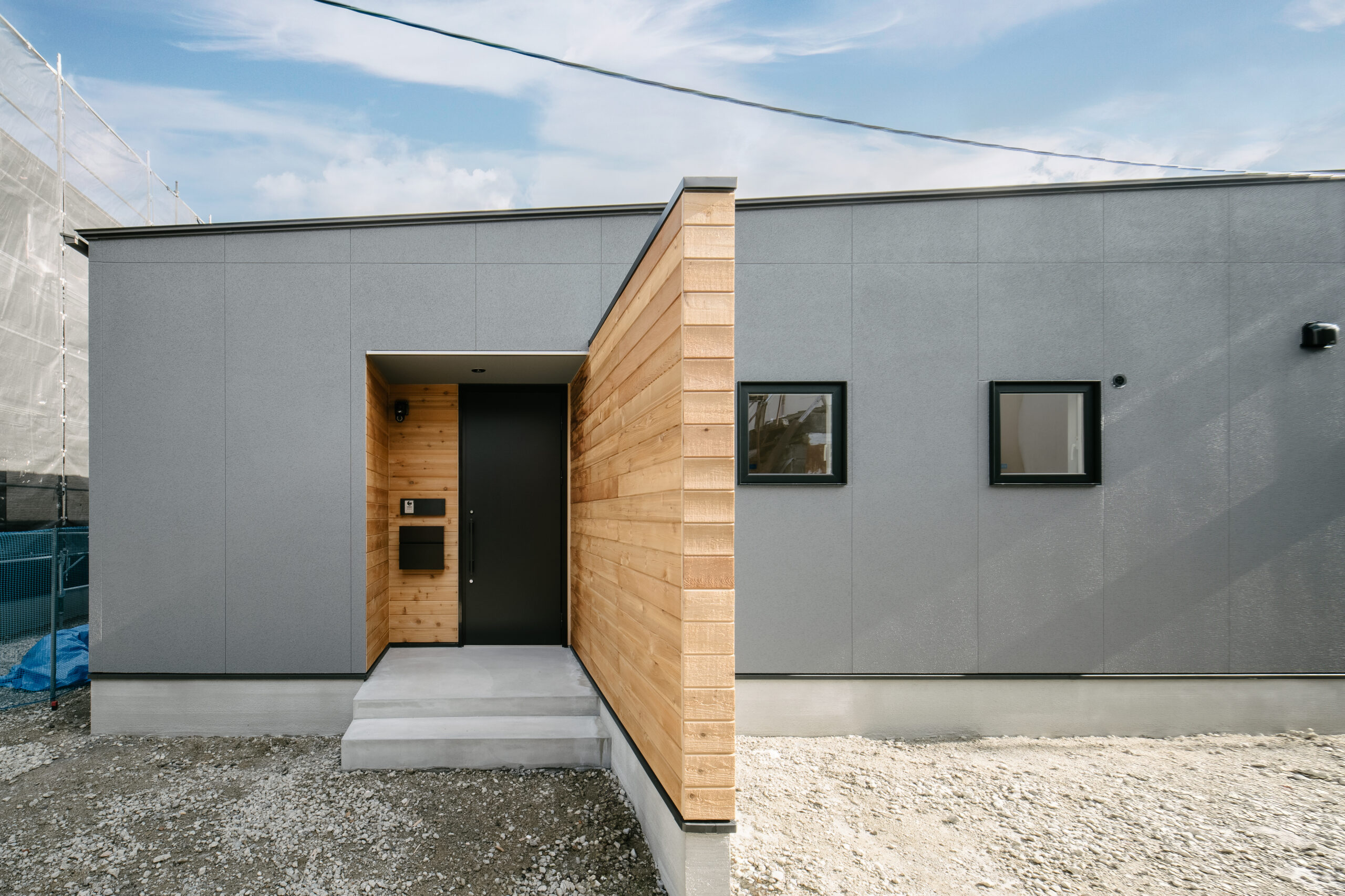 旗竿地に建つ庭と家族が繋がる平屋