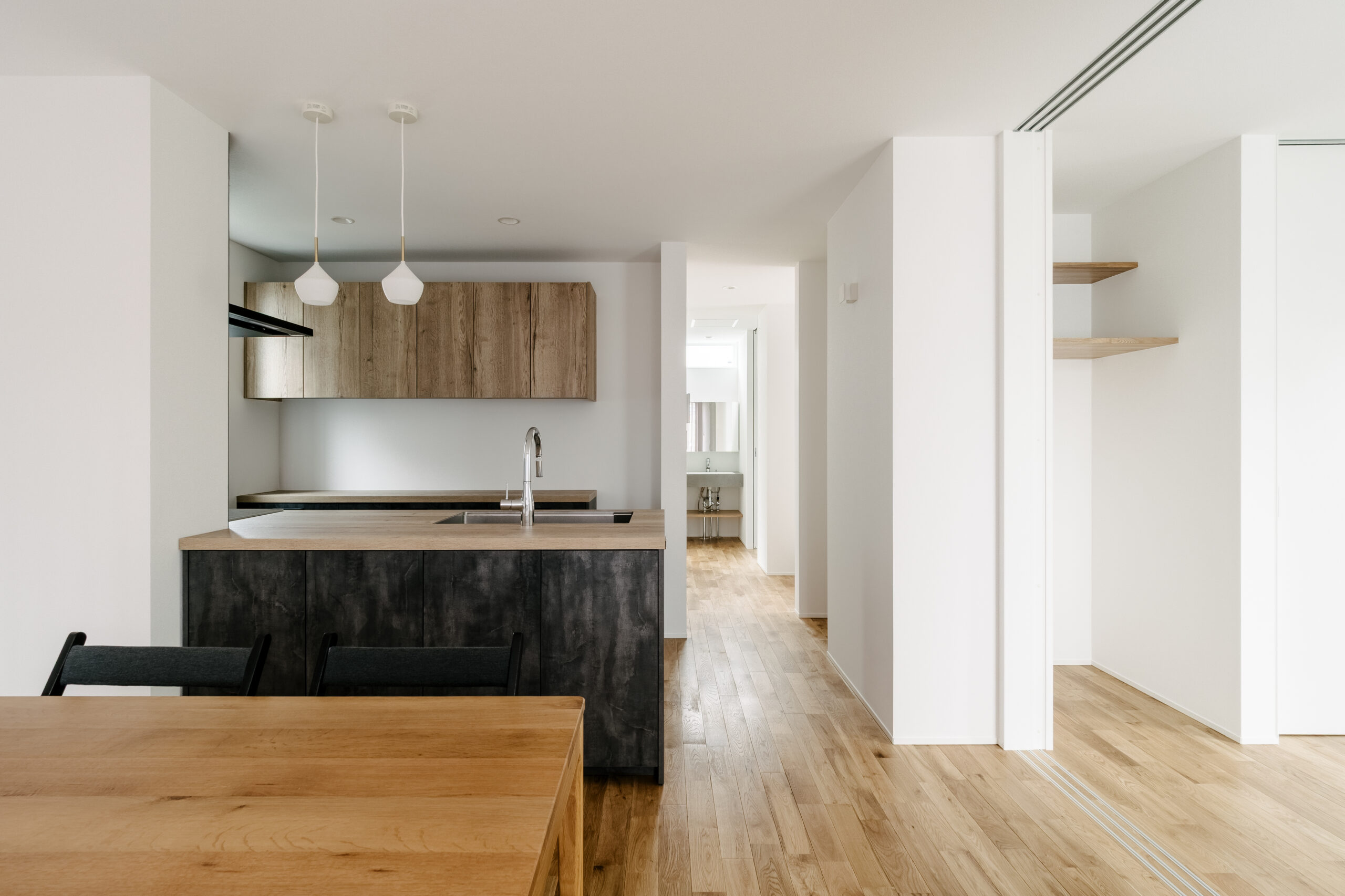 大人のためのアトリエ付き3階建て2世帯住宅 / 東大阪市東石切町