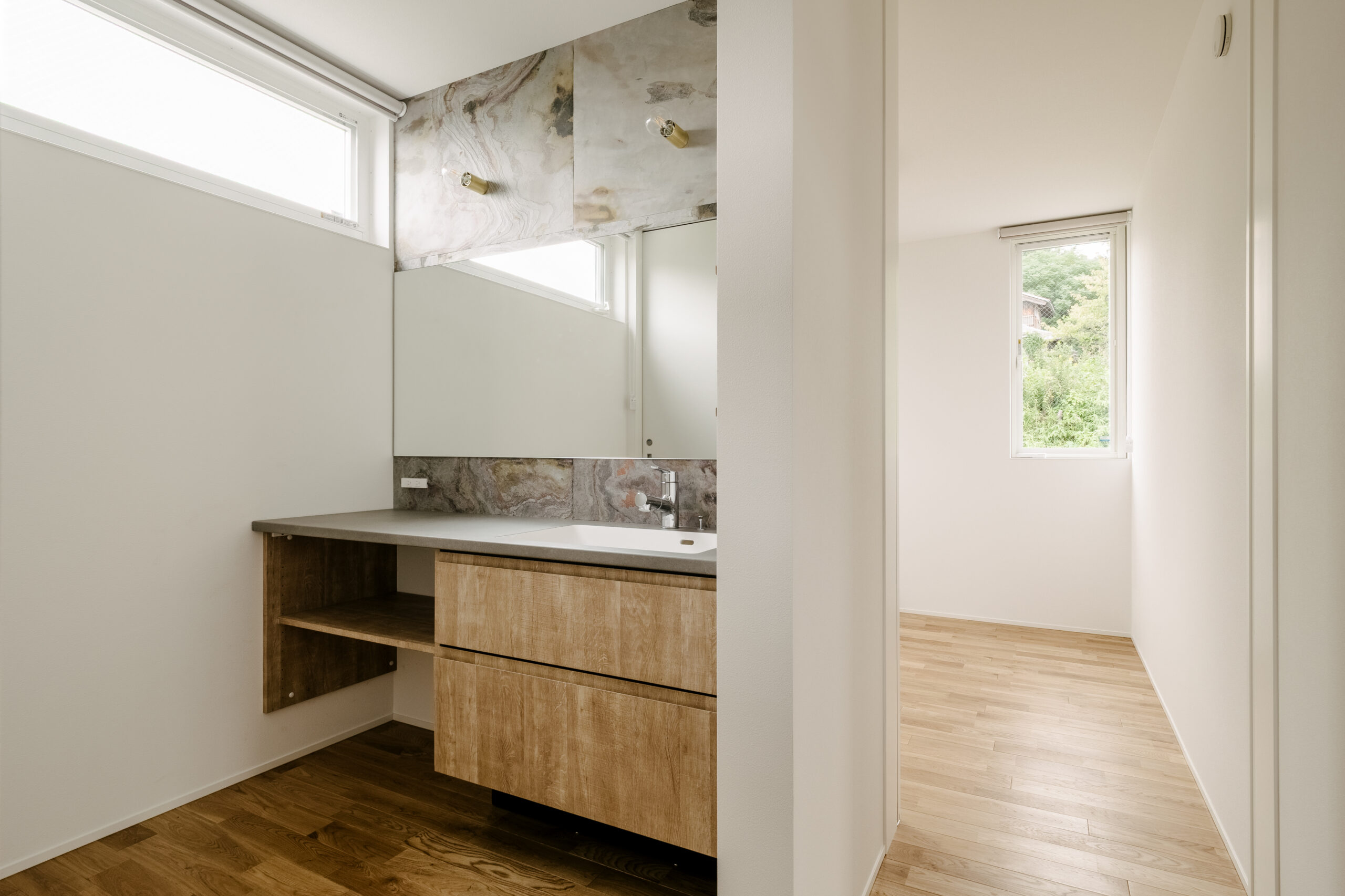 大人のためのアトリエ付き3階建て2世帯住宅 / 東大阪市東石切町