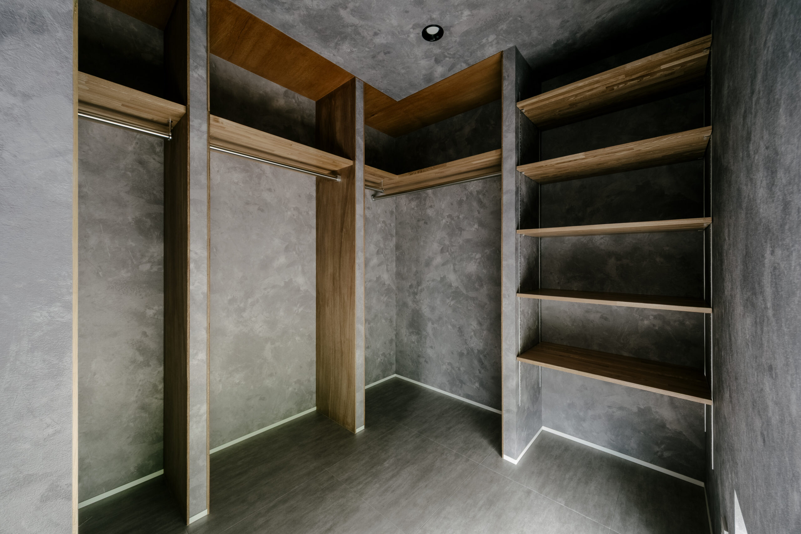 大人のためのアトリエ付き3階建て2世帯住宅 / 東大阪市東石切町