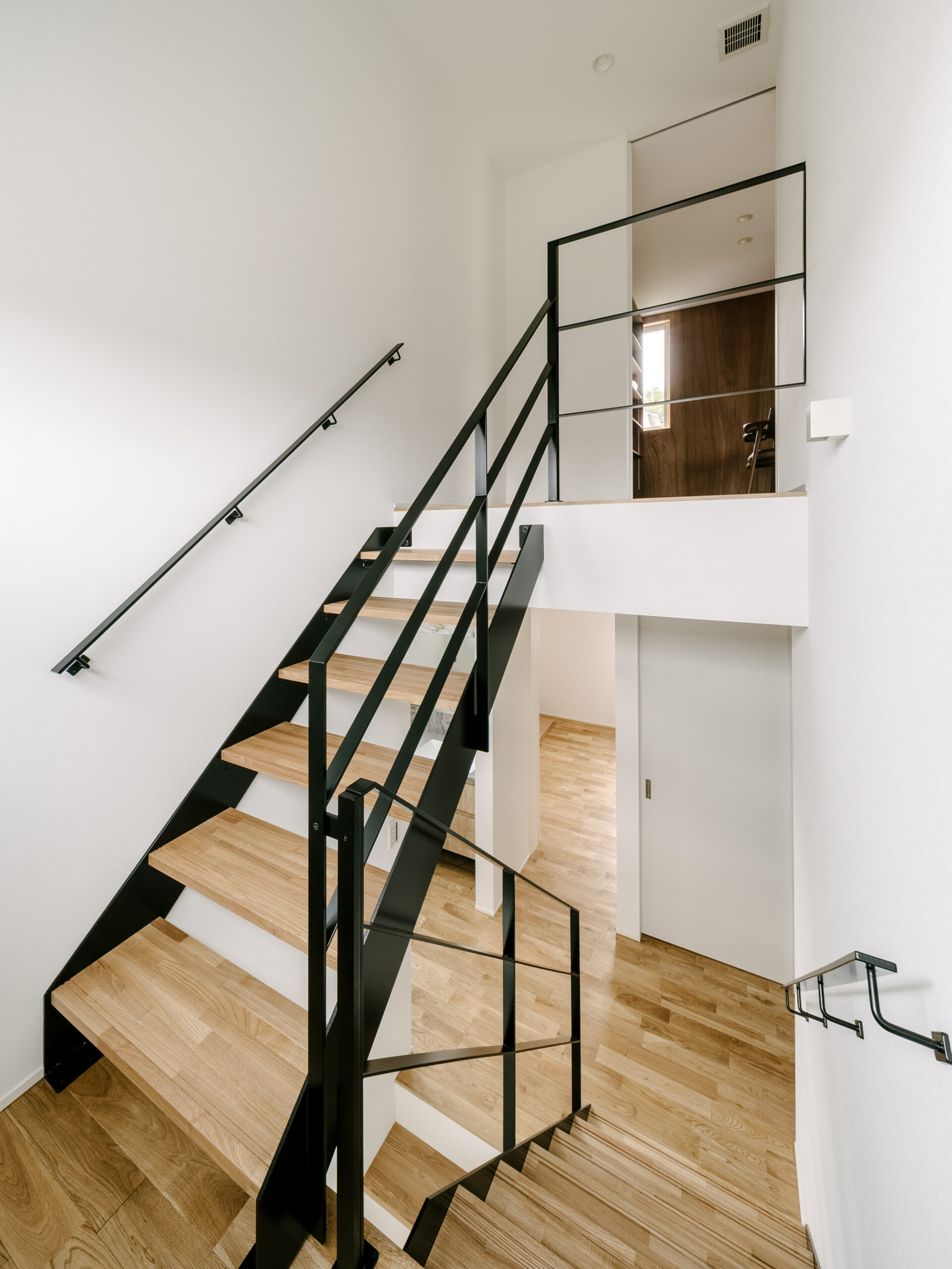 大人のためのアトリエ付き3階建て2世帯住宅 / 東大阪市東石切町