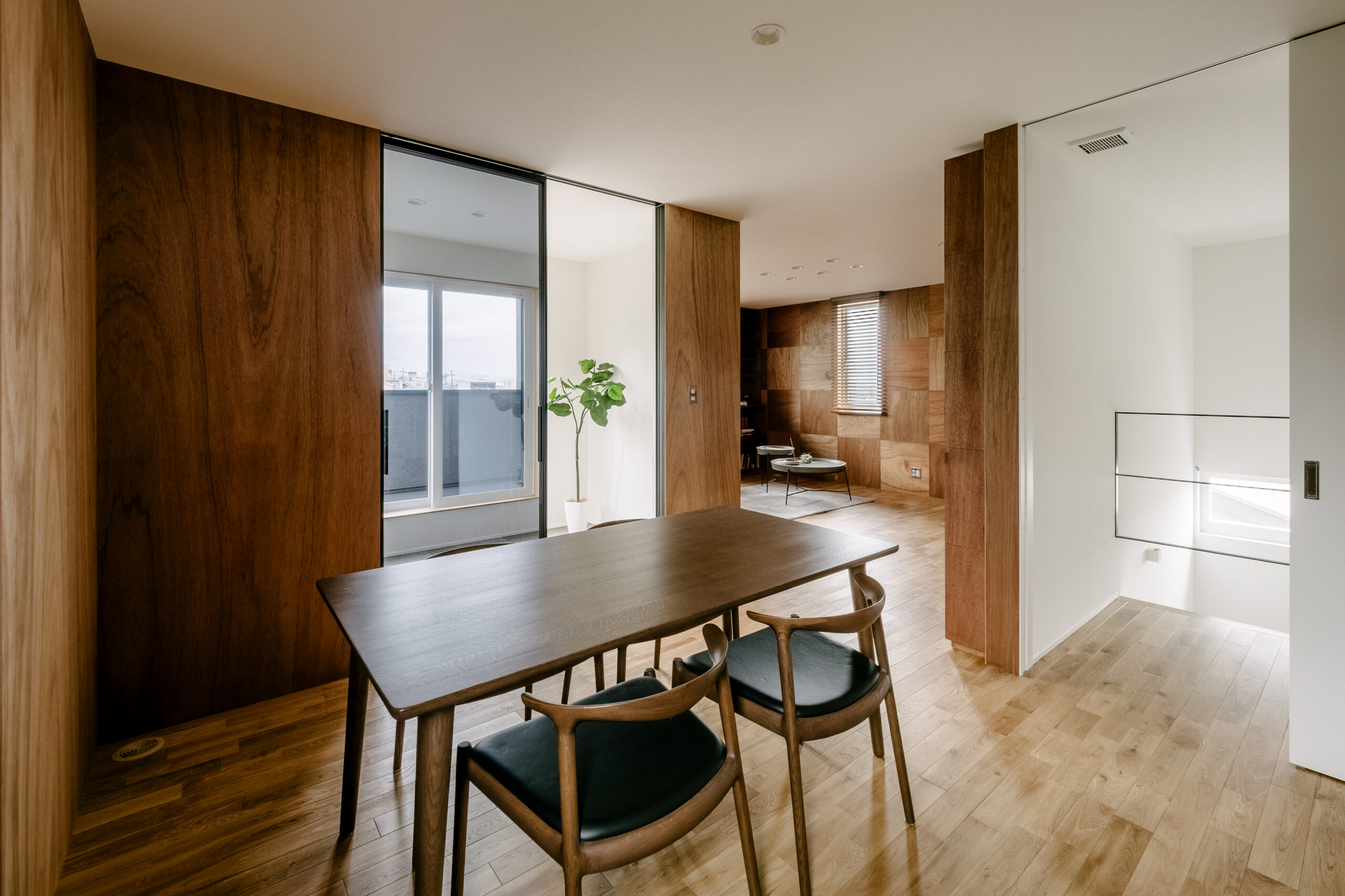 大人のためのアトリエ付き3階建て2世帯住宅 / 東大阪市東石切町