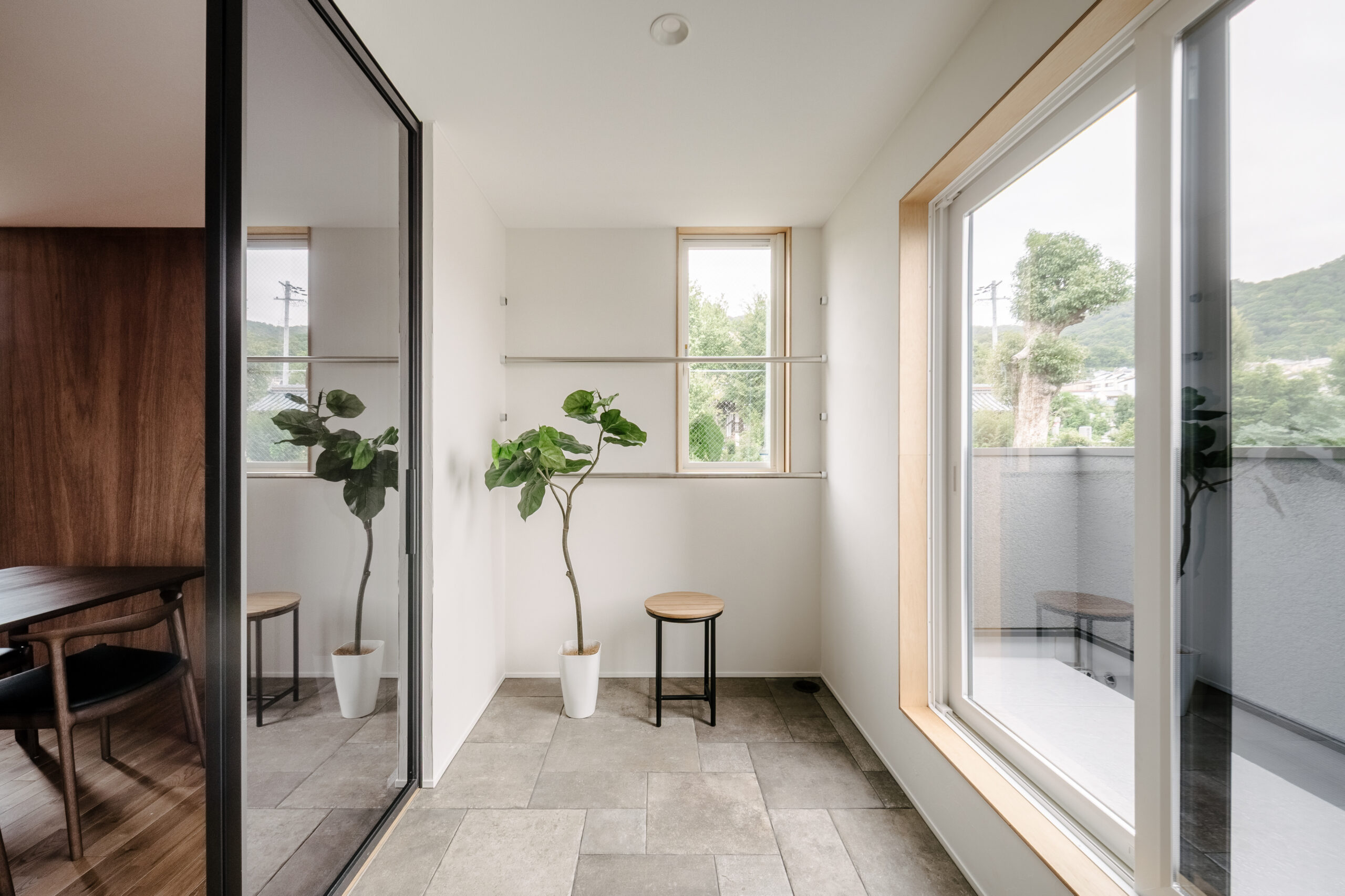 大人のためのアトリエ付き3階建て2世帯住宅 / 東大阪市東石切町