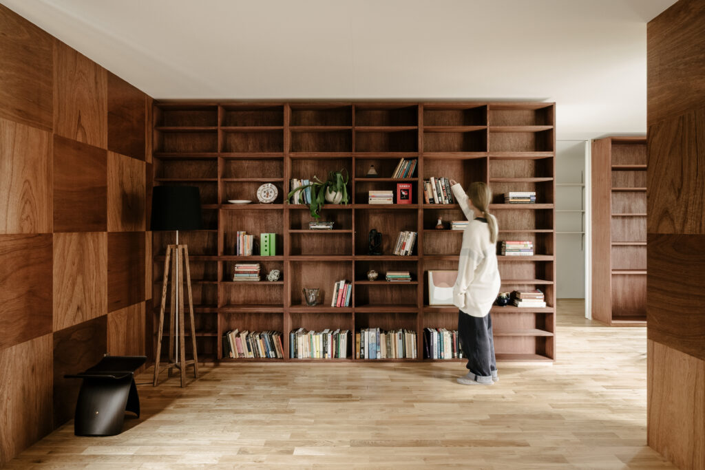 大人のためのアトリエ付き3階建て2世帯住宅 / 東大阪市東石切町