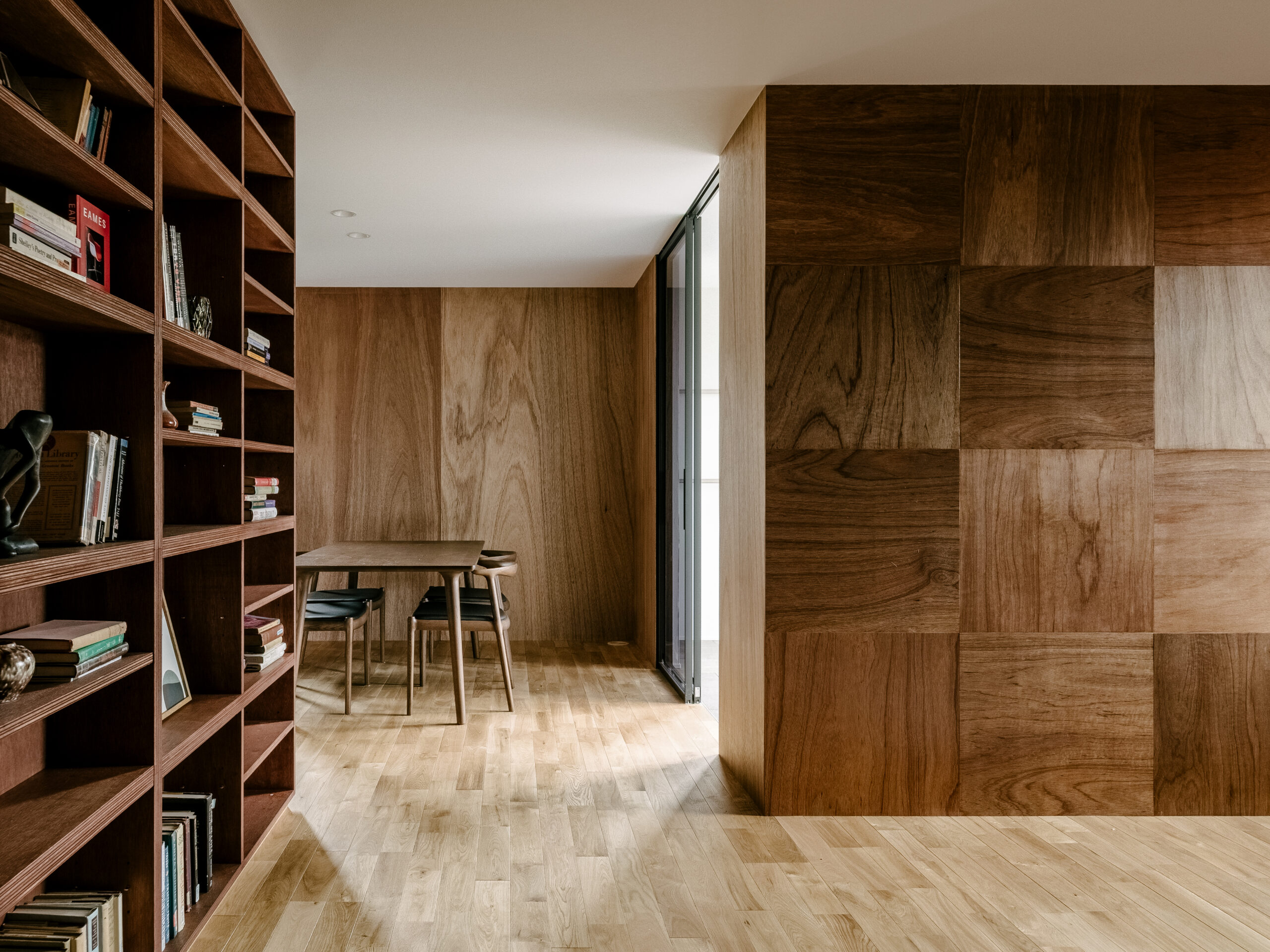 大人のためのアトリエ付き3階建て2世帯住宅 / 東大阪市東石切町