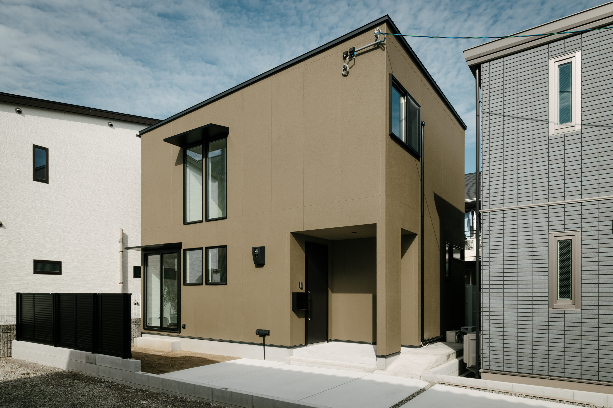 旗竿地に建つ、吹き抜けから光が降り注ぐLDKの家 / 東大阪市玉串町東