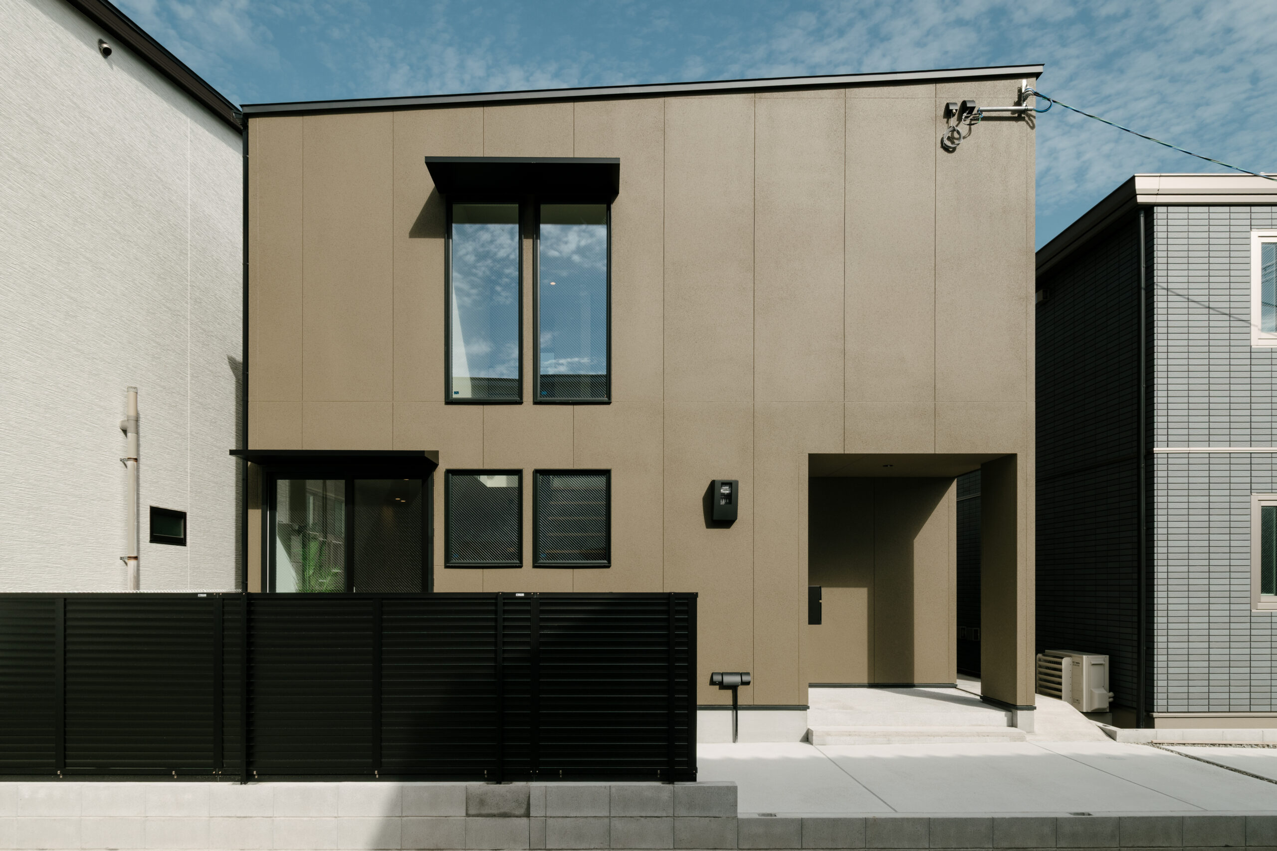 旗竿地に建つ、吹き抜けから光が降り注ぐLDKの家 / 東大阪市玉串町東