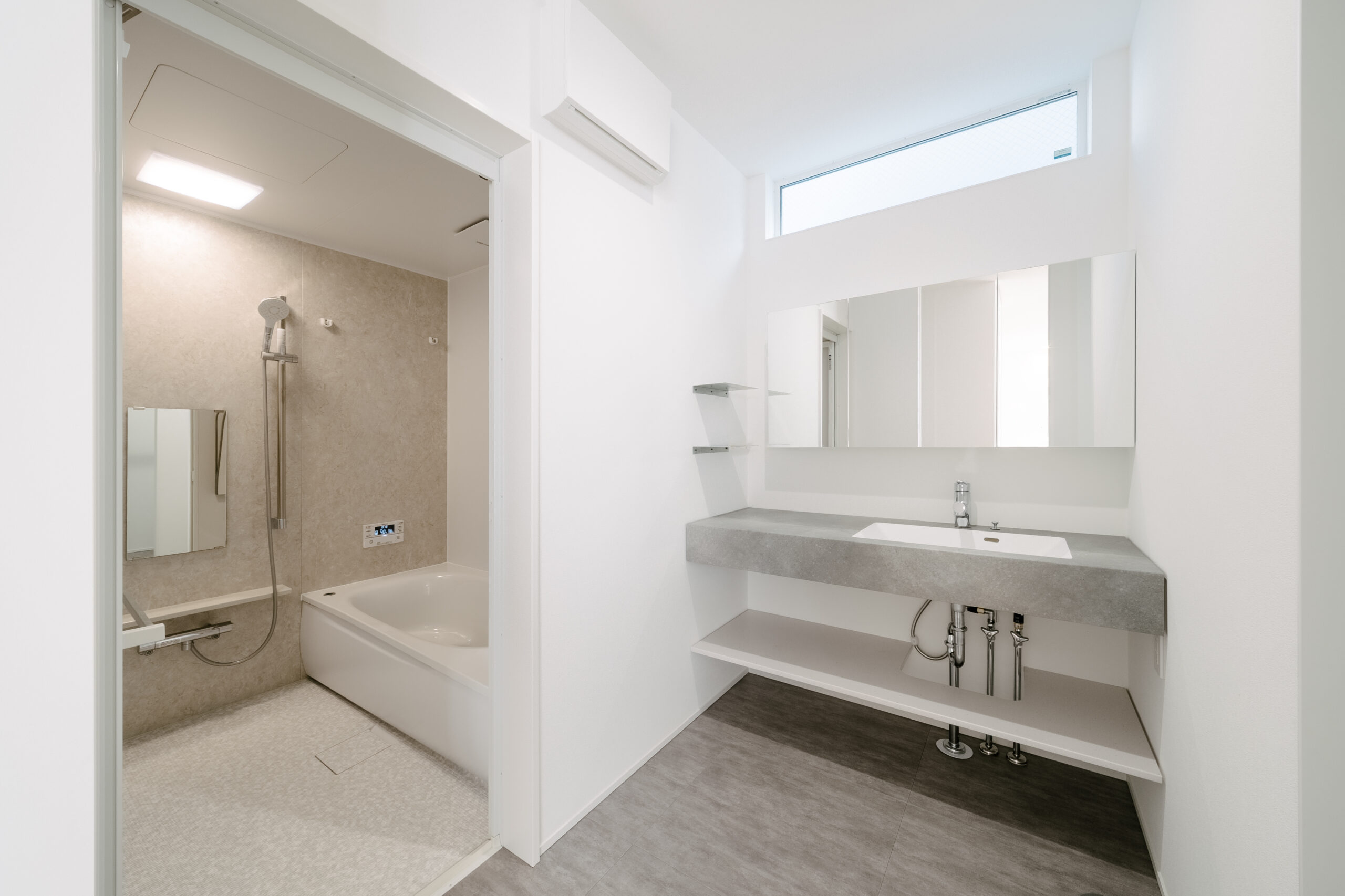 旗竿地に建つ、吹き抜けから光が降り注ぐLDKの家 / 東大阪市玉串町東