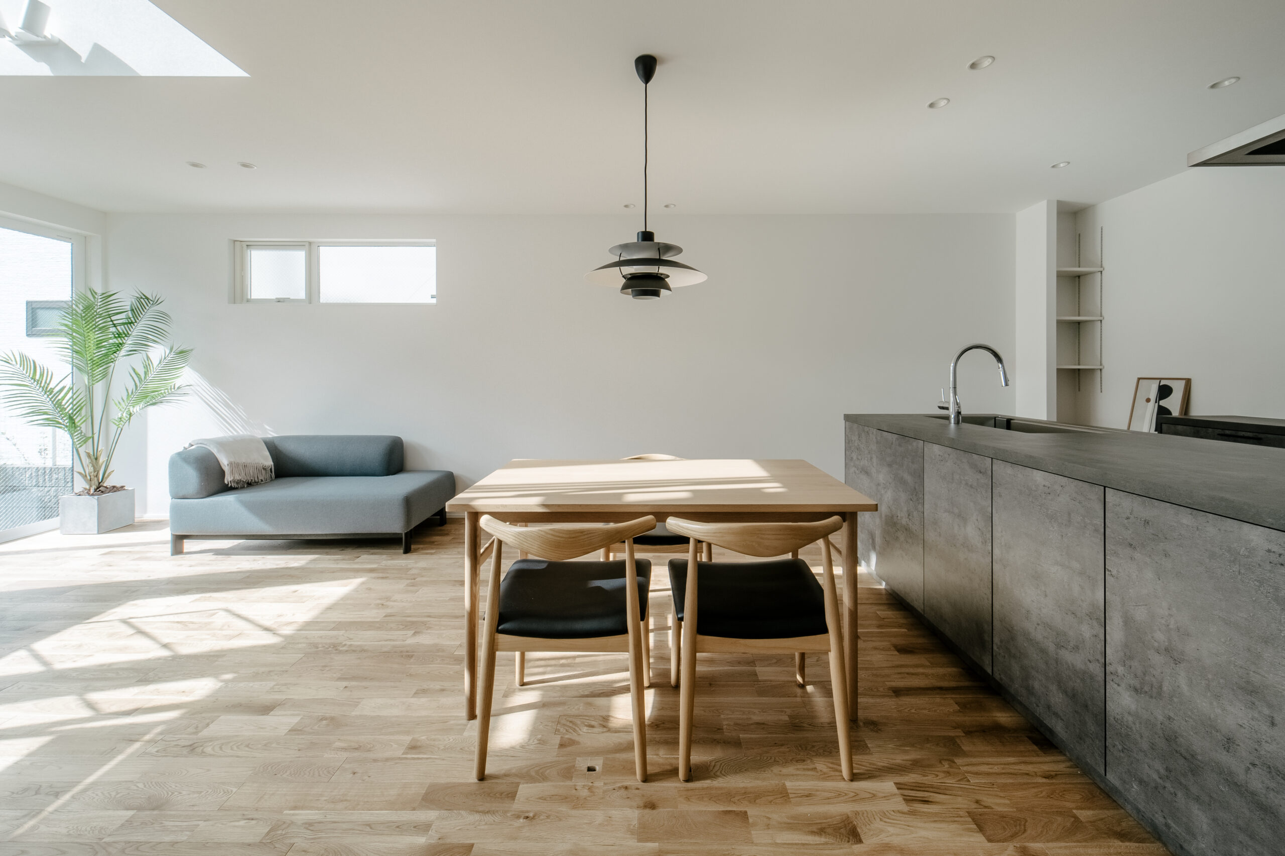 旗竿地に建つ、吹き抜けから光が降り注ぐLDKの家 / 東大阪市玉串町東