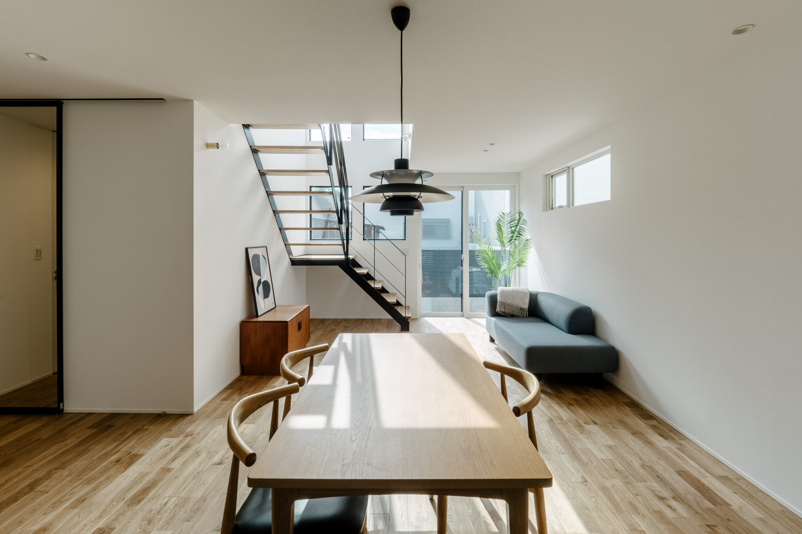 旗竿地に建つ、吹き抜けから光が降り注ぐLDKの家 / 東大阪市玉串町東