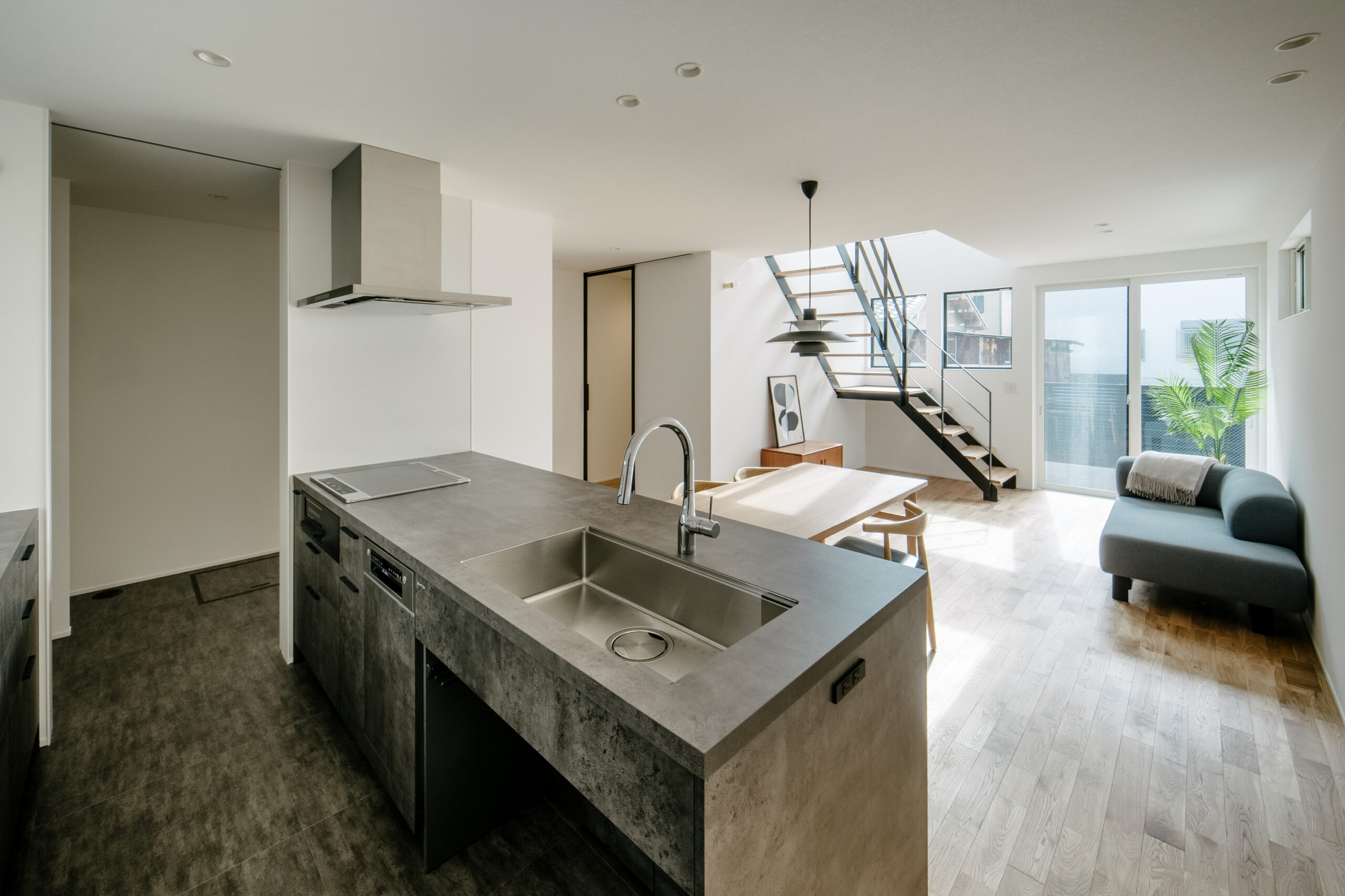 旗竿地に建つ、吹き抜けから光が降り注ぐLDKの家 / 東大阪市玉串町東