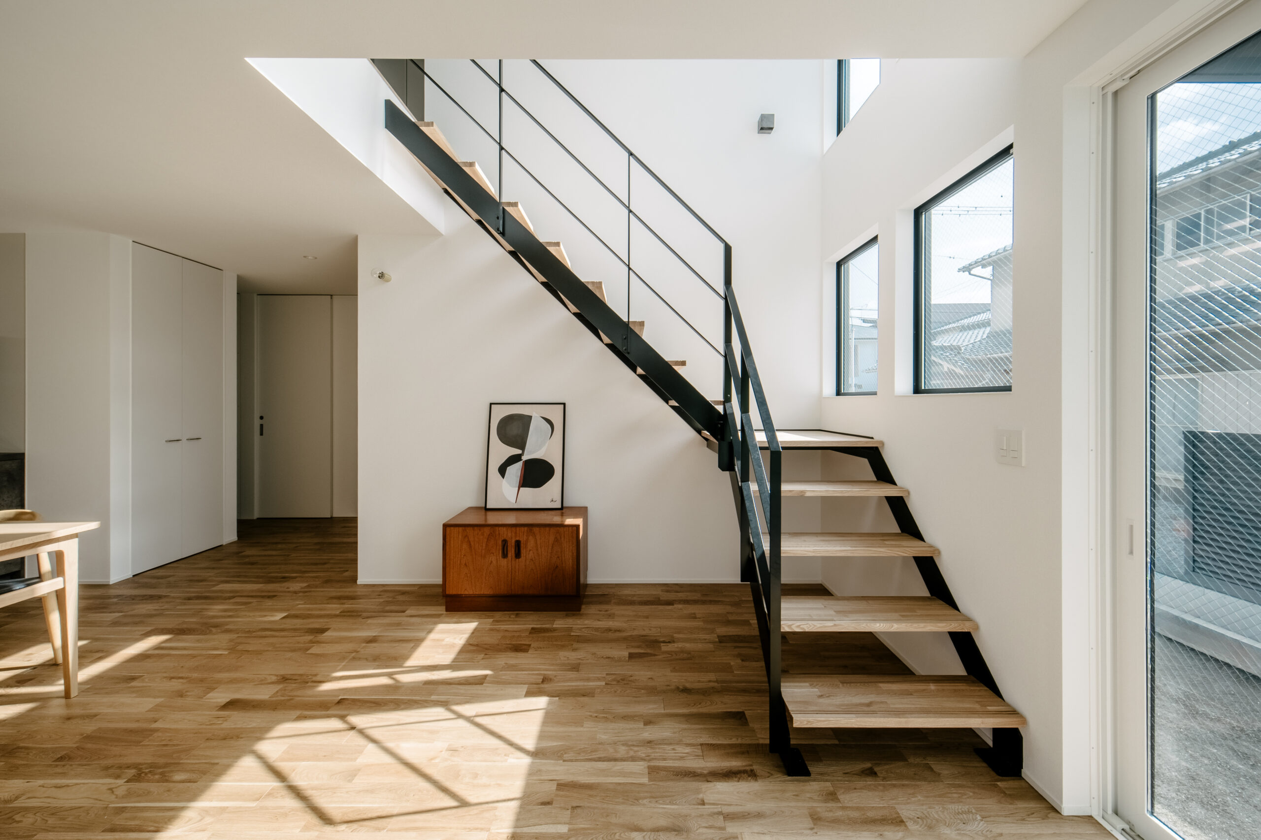 旗竿地に建つ、吹き抜けから光が降り注ぐLDKの家 / 東大阪市玉串町東