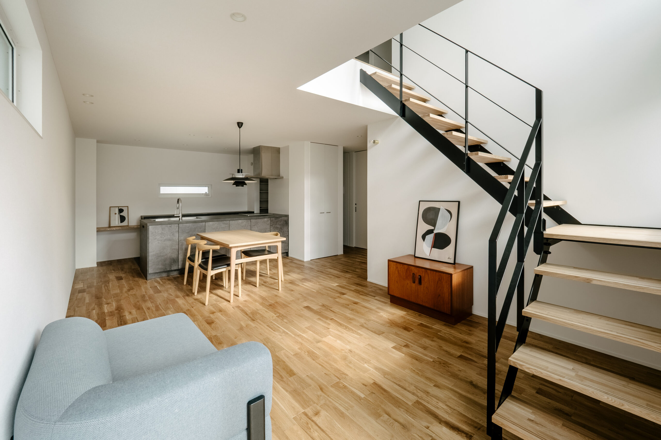 旗竿地に建つ、吹き抜けから光が降り注ぐLDKの家 / 東大阪市玉串町東