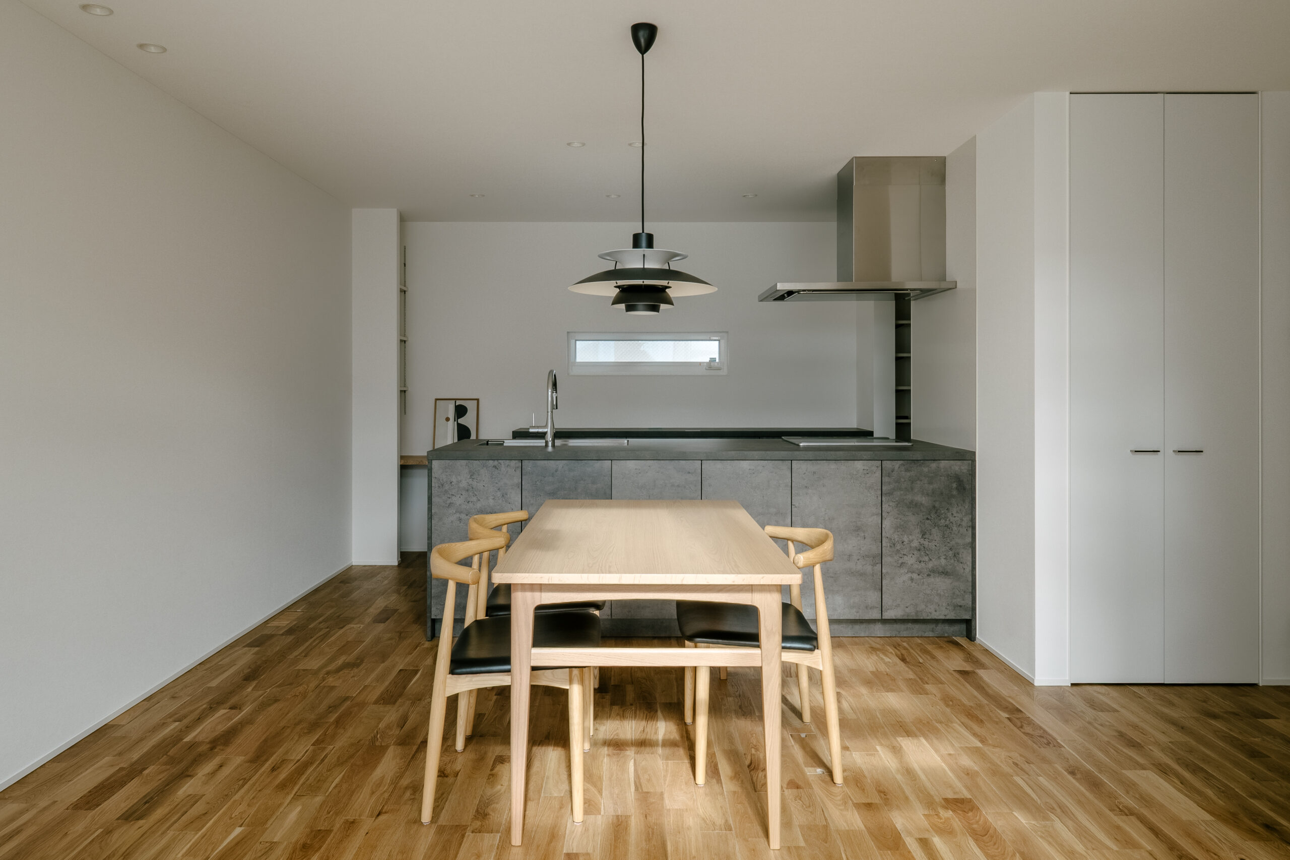 旗竿地に建つ、吹き抜けから光が降り注ぐLDKの家 / 東大阪市玉串町東