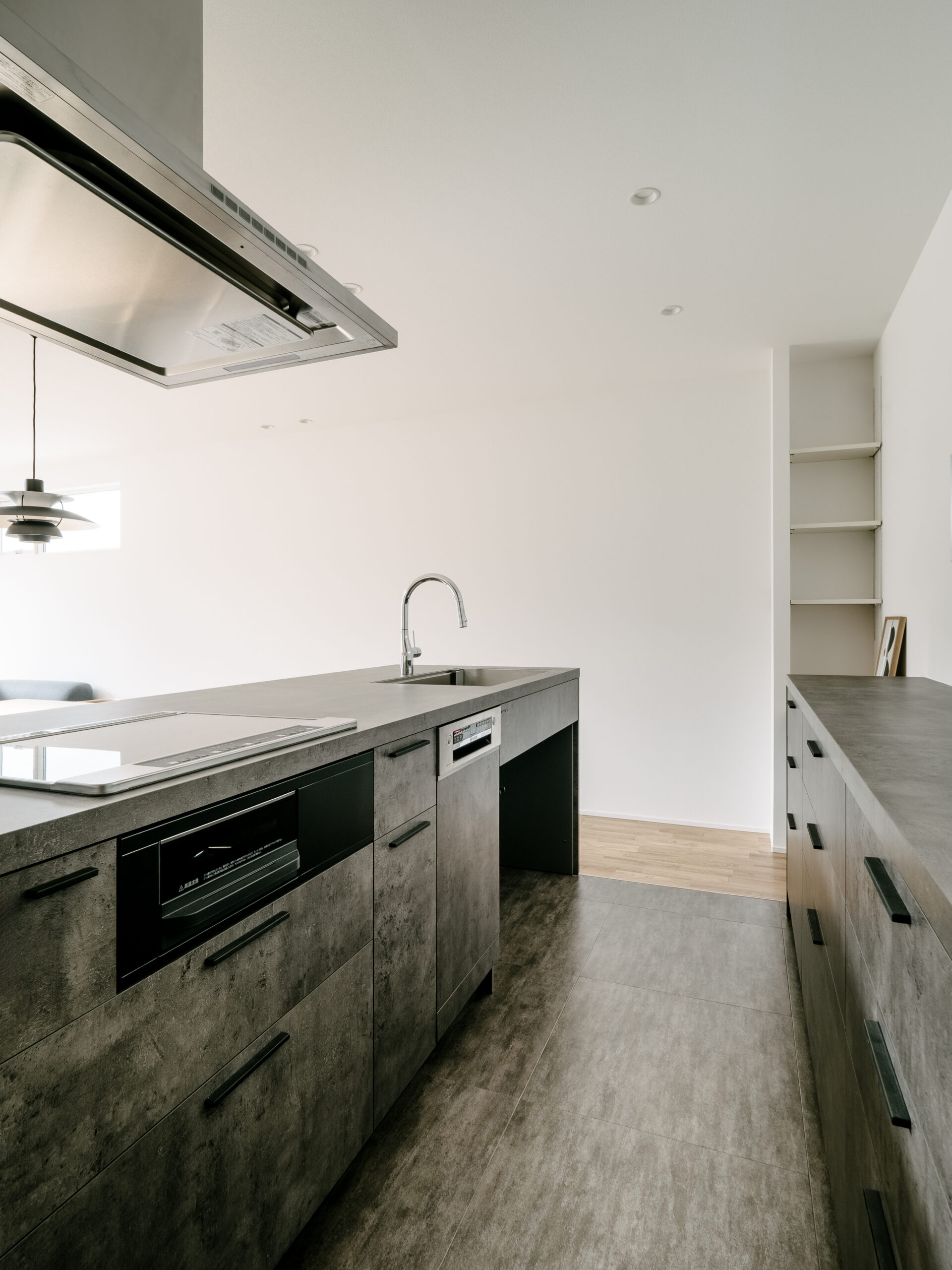 旗竿地に建つ、吹き抜けから光が降り注ぐLDKの家 / 東大阪市玉串町東