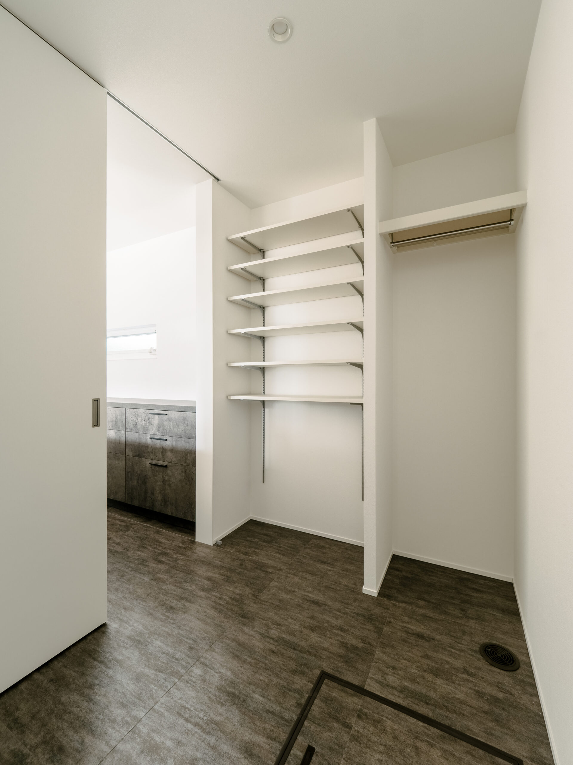 旗竿地に建つ、吹き抜けから光が降り注ぐLDKの家 / 東大阪市玉串町東