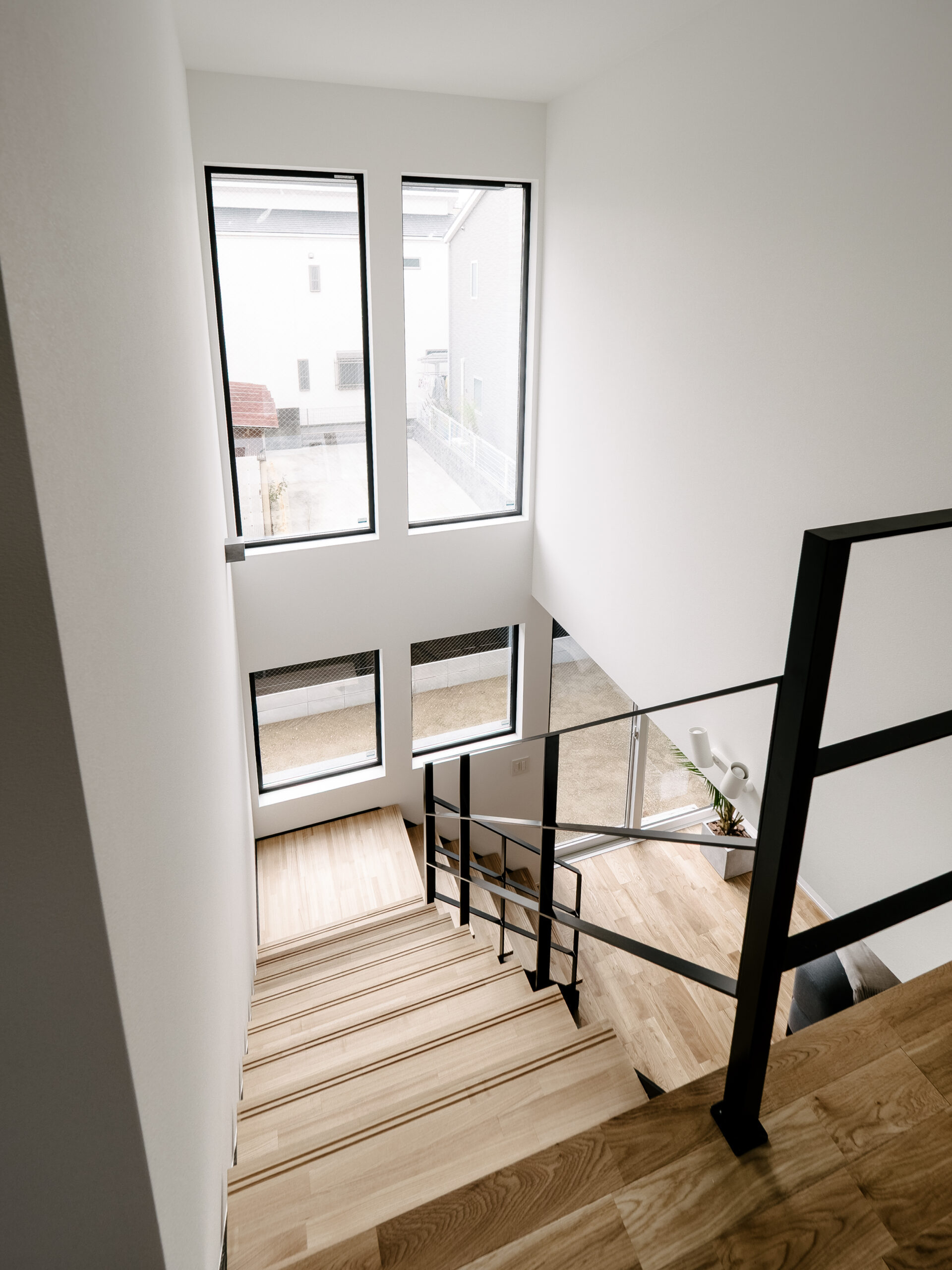 旗竿地に建つ、吹き抜けから光が降り注ぐLDKの家 / 東大阪市玉串町東