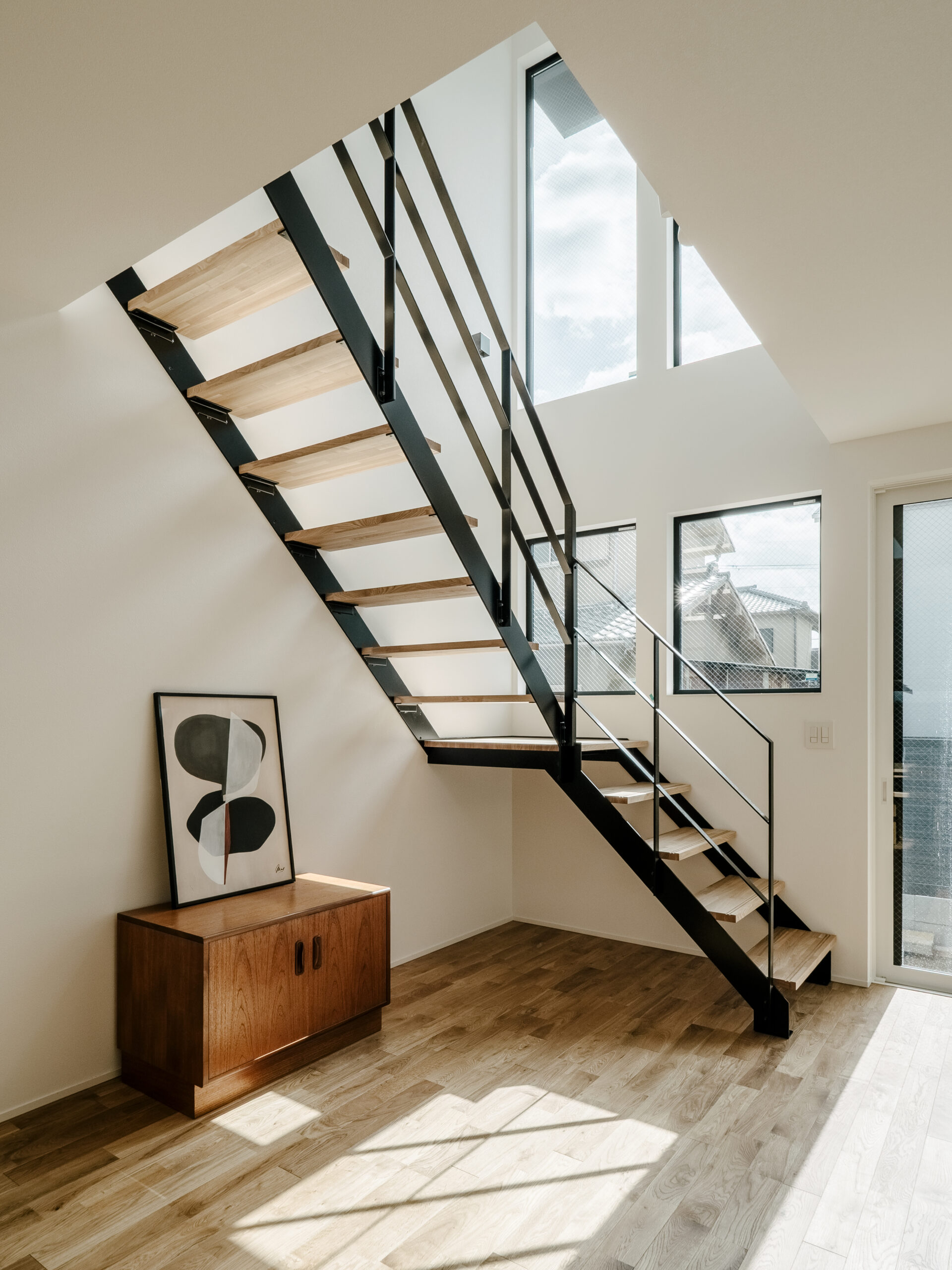 旗竿地に建つ、吹き抜けから光が降り注ぐLDKの家 / 東大阪市玉串町東