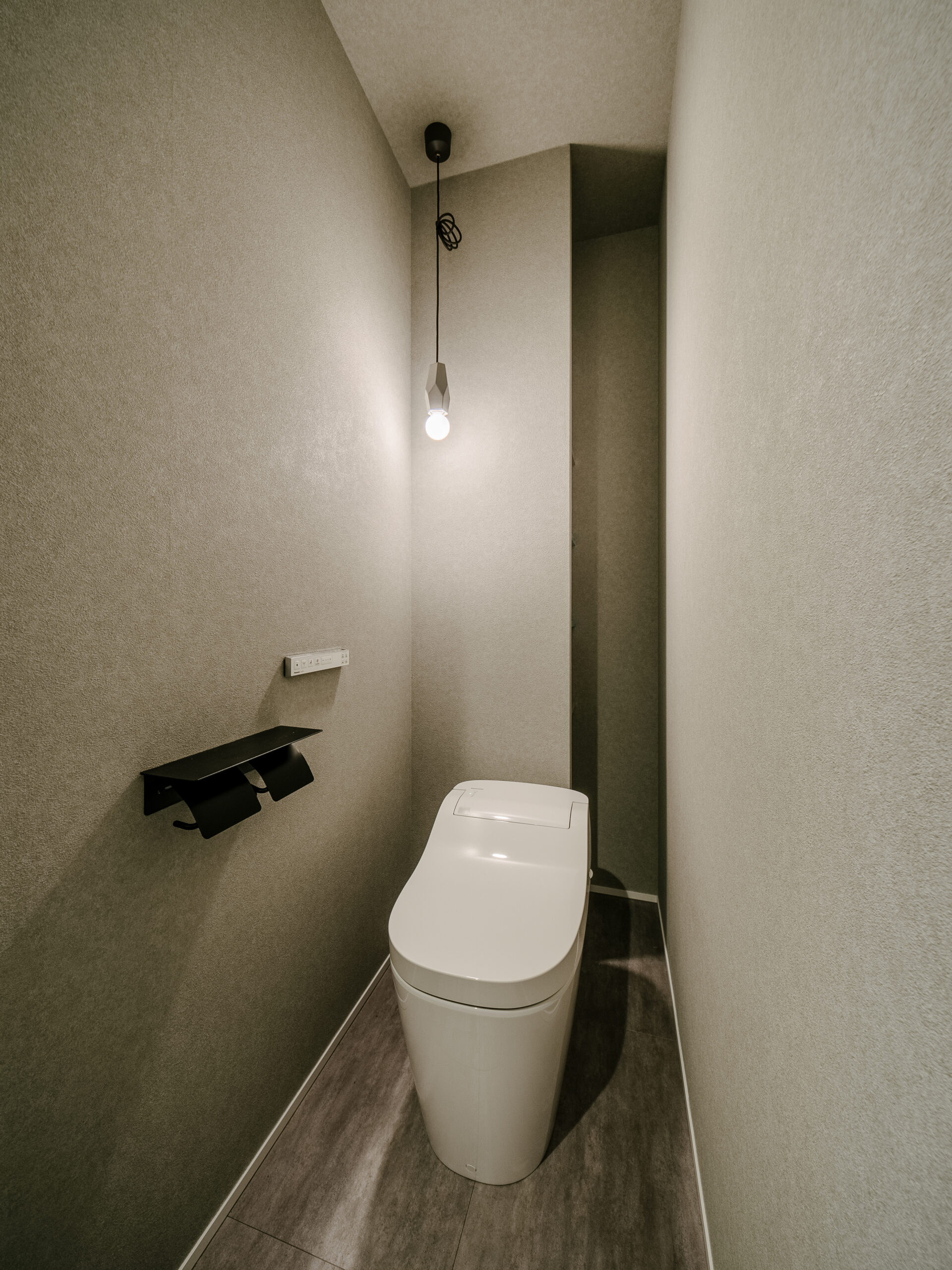 旗竿地に建つ、吹き抜けから光が降り注ぐLDKの家 / 東大阪市玉串町東