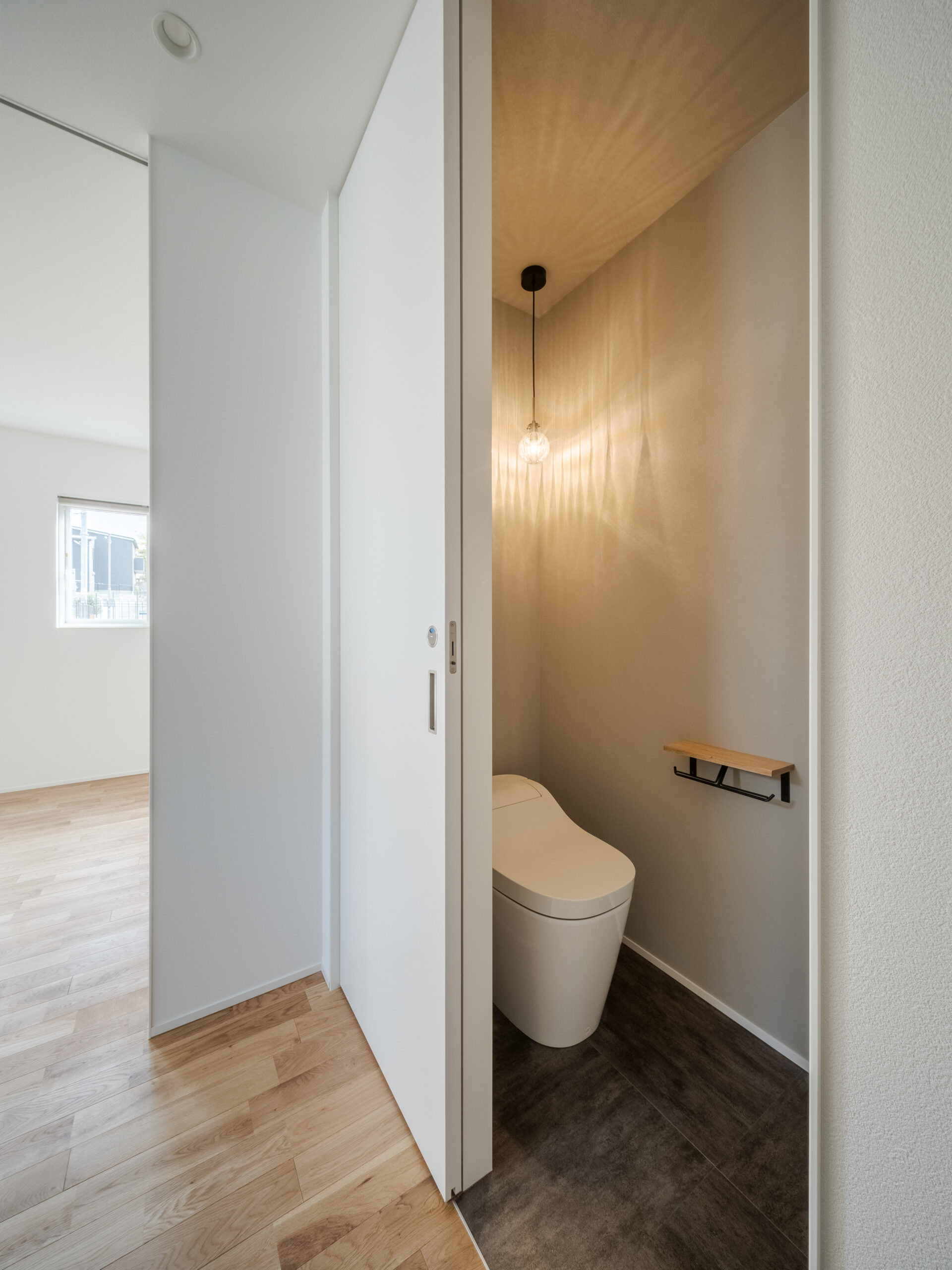 傾斜地に建つ斜め壁の平屋 / 南河内郡太子町