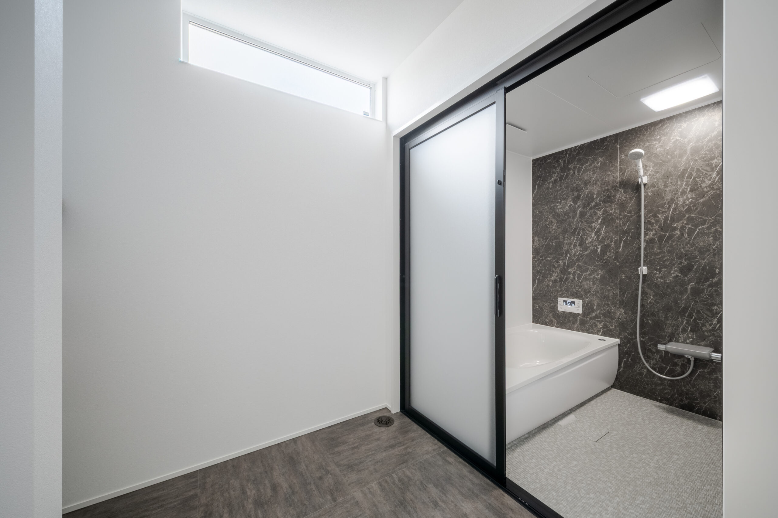 傾斜地に建つ斜め壁の平屋 / 南河内郡太子町