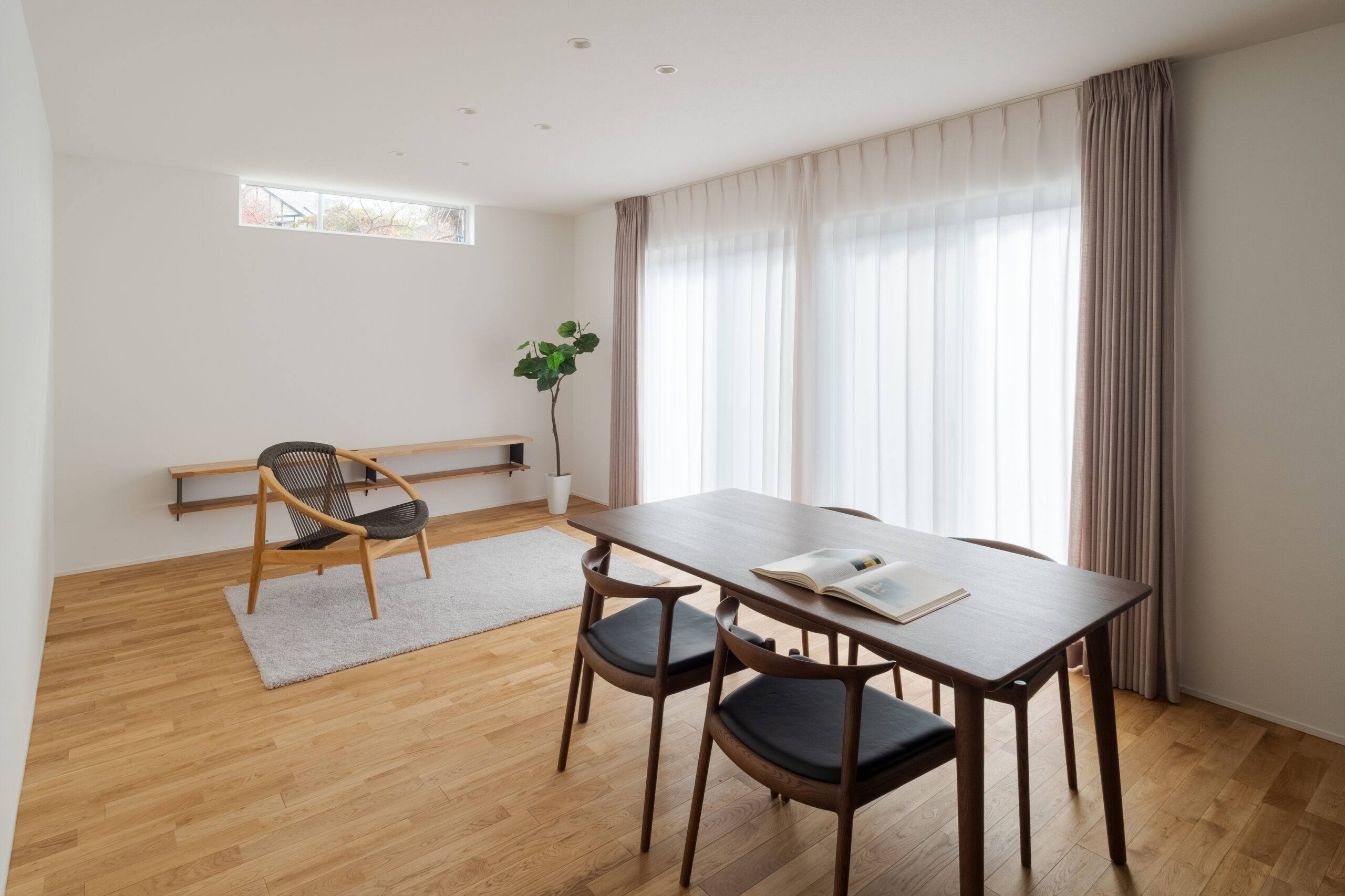 傾斜地に建つ斜め壁の平屋 / 南河内郡太子町