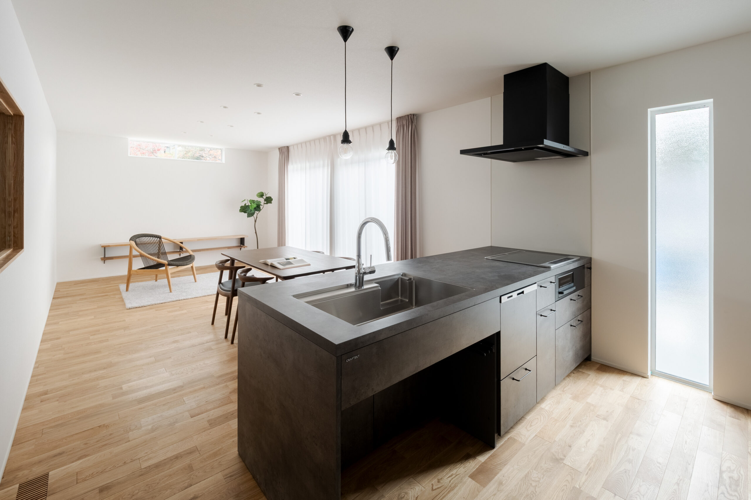 傾斜地に建つ斜め壁の平屋 / 南河内郡太子町