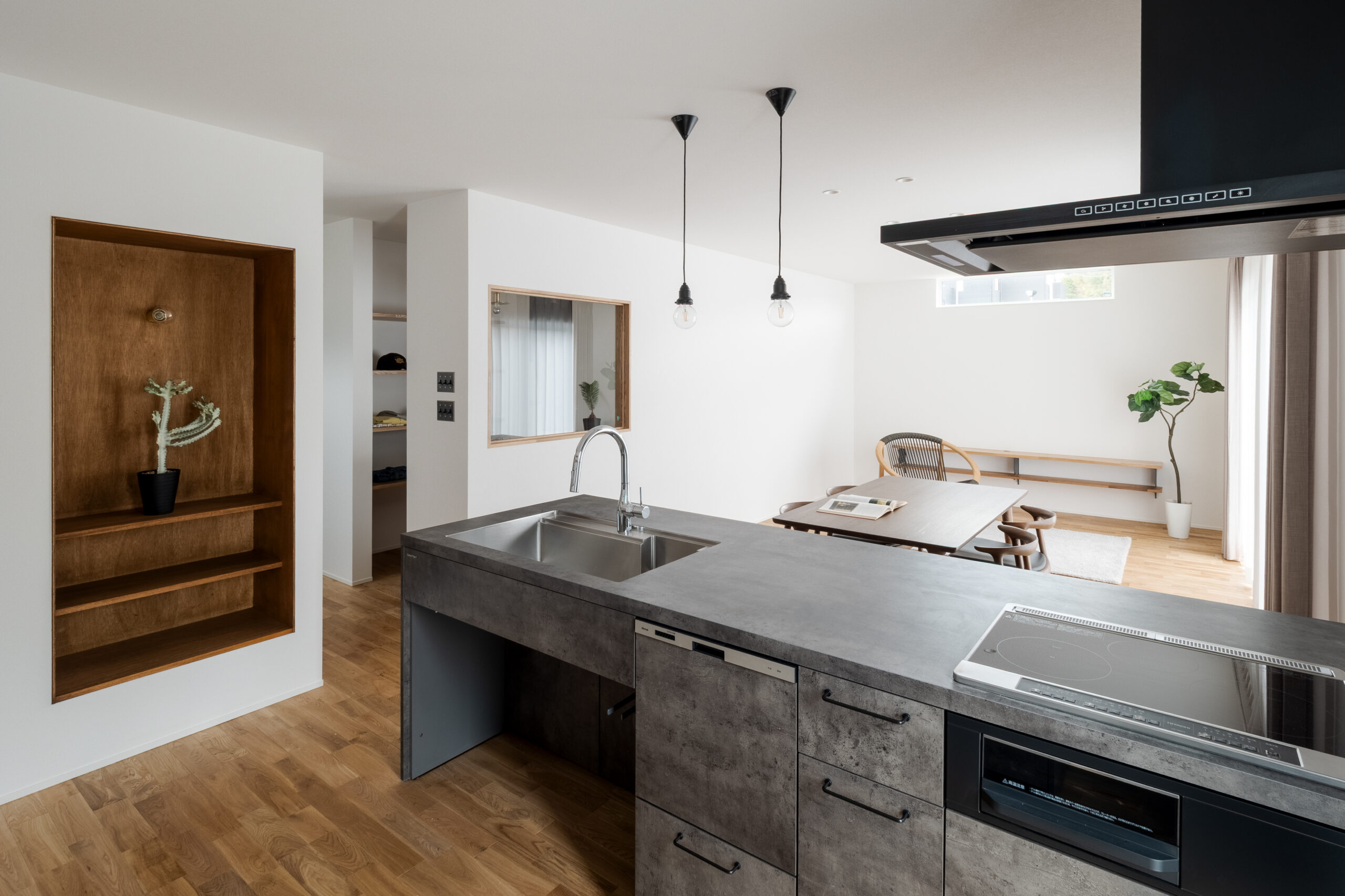 傾斜地に建つ斜め壁の平屋 / 南河内郡太子町